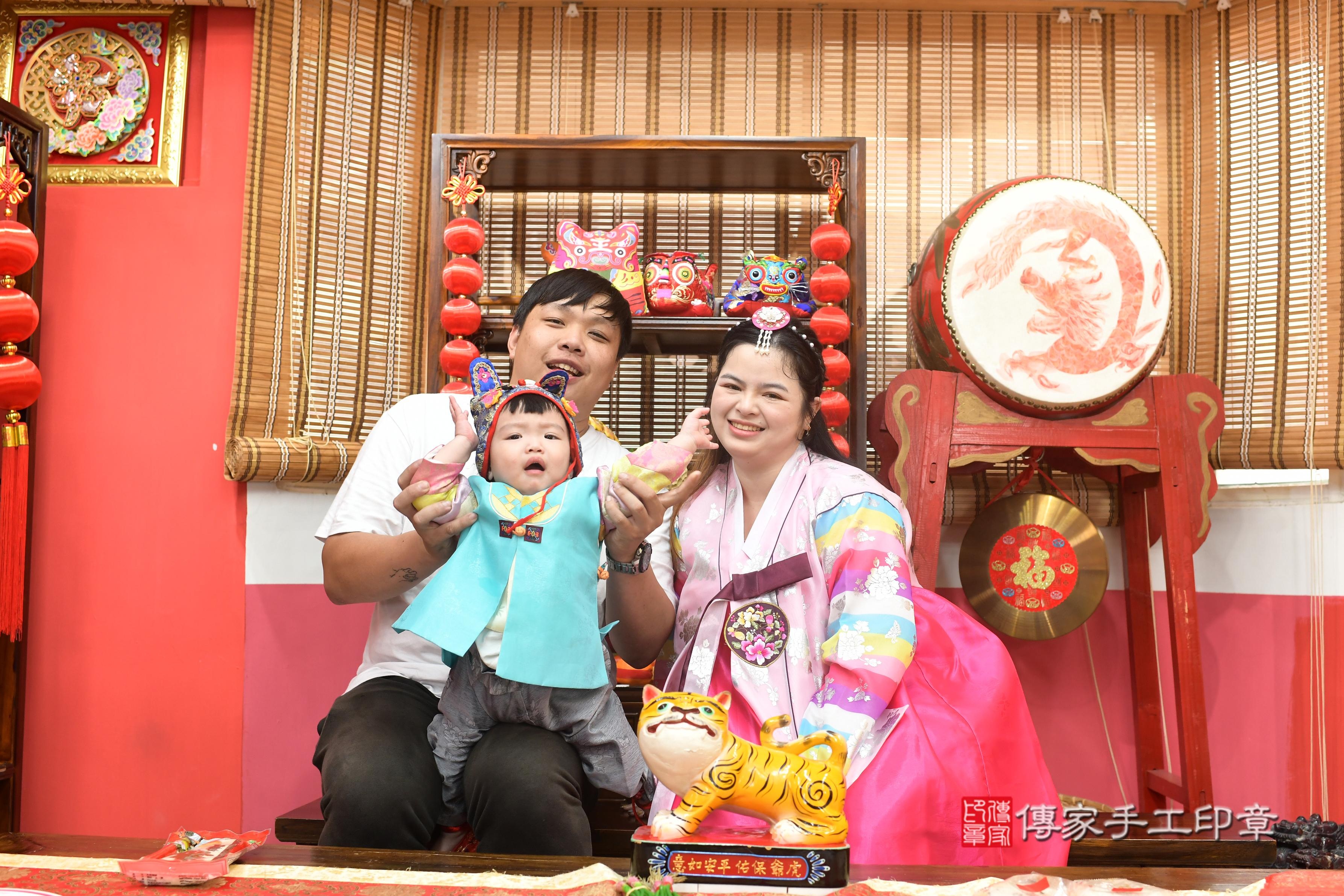 傳家手工印章高雄店、抓周、度脺、中國風會場、傳家嬰兒古禮、吉祥話、抓周道具物品24種、拍照。抓周證書。寶寶抓周、滿周歲、生日快樂、祝福 傳家手工印章高雄店、抓周、度脺、中國風會場、傳家嬰兒古禮、吉祥話、抓周道具物品24種、拍照。抓周證書。寶寶抓周、滿周歲、生日快樂、祝福