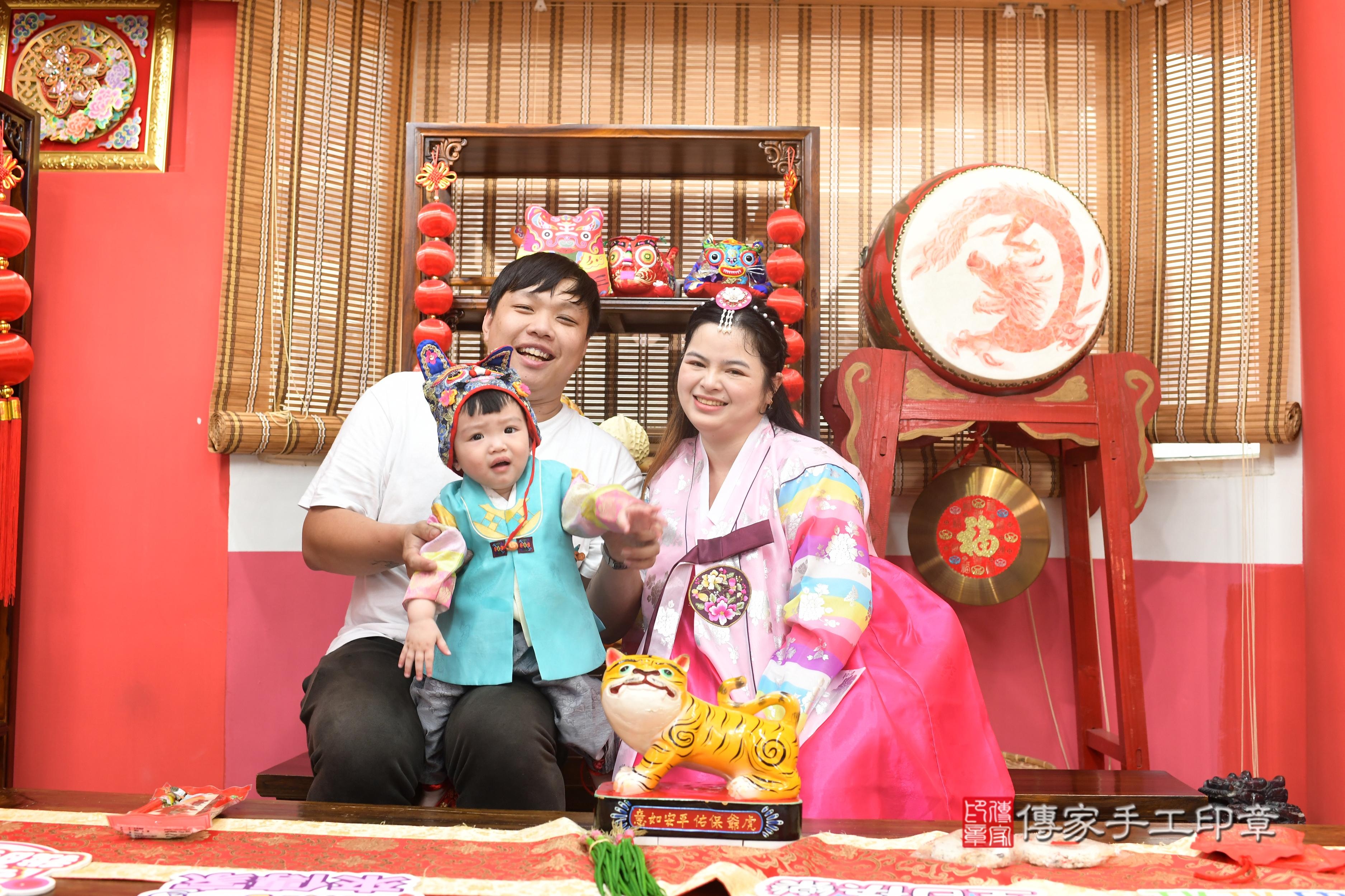 傳家手工印章高雄店、抓周、度脺、中國風會場、傳家嬰兒古禮、吉祥話、抓周道具物品24種、拍照。抓周證書。寶寶抓周、滿周歲、生日快樂、祝福 傳家手工印章高雄店、抓周、度脺、中國風會場、傳家嬰兒古禮、吉祥話、抓周道具物品24種、拍照。抓周證書。寶寶抓周、滿周歲、生日快樂、祝福