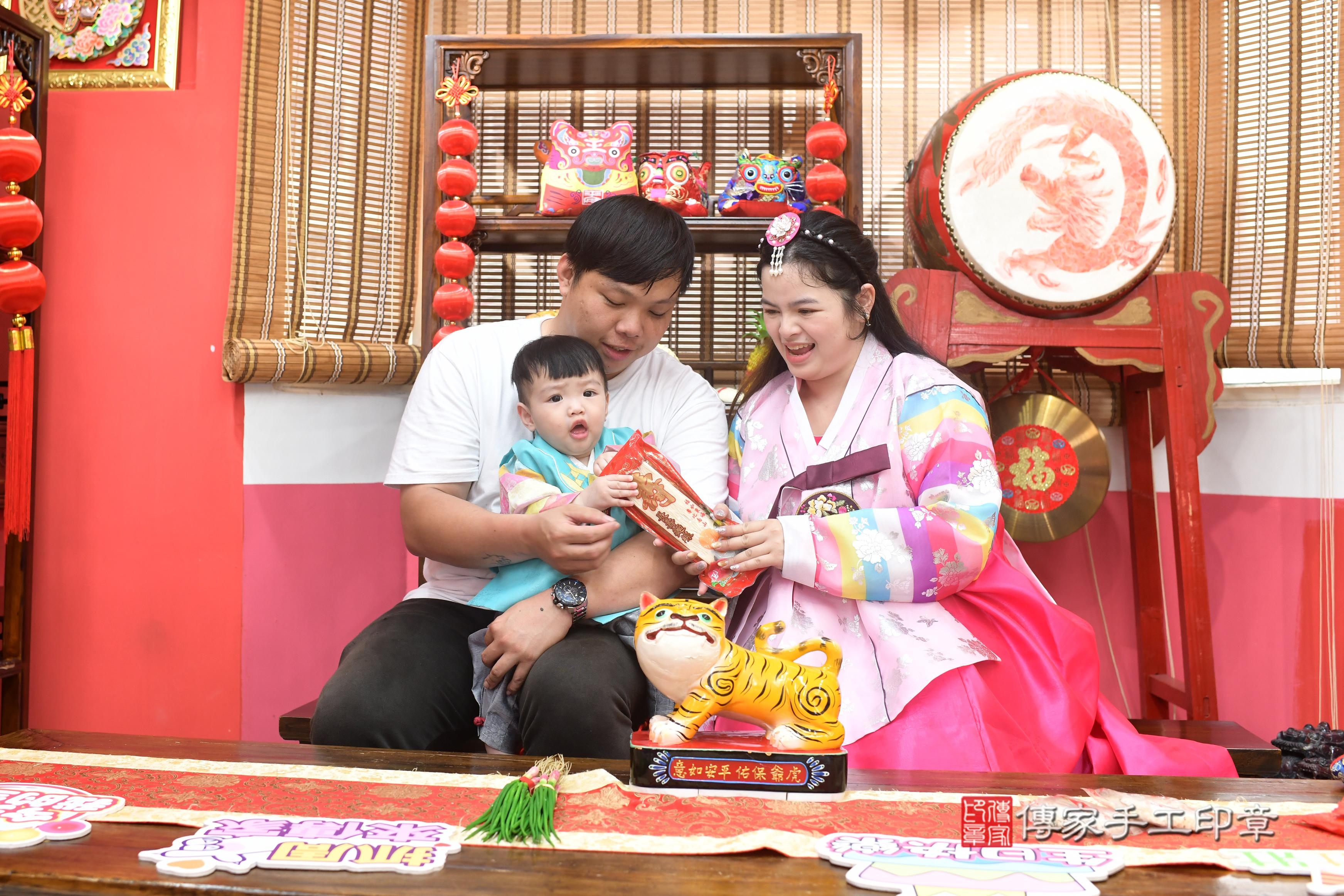 傳家手工印章高雄店、抓周、度脺、中國風會場、傳家嬰兒古禮、吉祥話、抓周道具物品24種、拍照。抓周證書。寶寶抓周、滿周歲、生日快樂、祝福 傳家手工印章高雄店、抓周、度脺、中國風會場、傳家嬰兒古禮、吉祥話、抓周道具物品24種、拍照。抓周證書。寶寶抓周、滿周歲、生日快樂、祝福