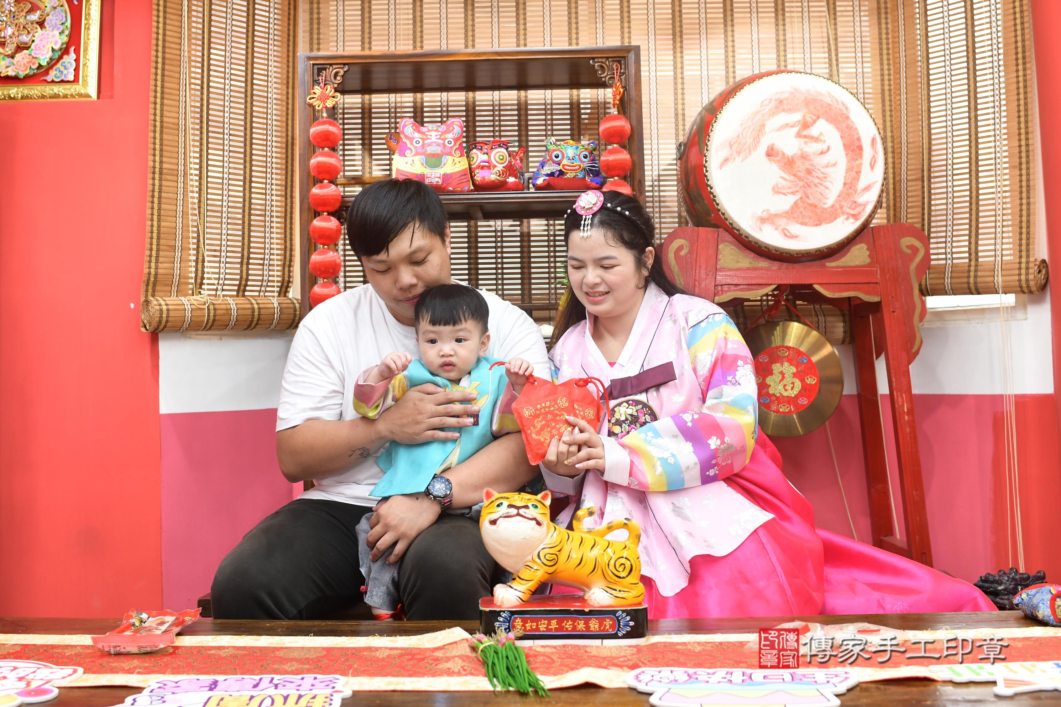 傳家手工印章高雄店、抓周、度脺、中國風會場、傳家嬰兒古禮、吉祥話、抓周道具物品24種、拍照。抓周證書。寶寶抓周、滿周歲、生日快樂、祝福 傳家手工印章高雄店、抓周、度脺、中國風會場、傳家嬰兒古禮、吉祥話、抓周道具物品24種、拍照。抓周證書。寶寶抓周、滿周歲、生日快樂、祝福