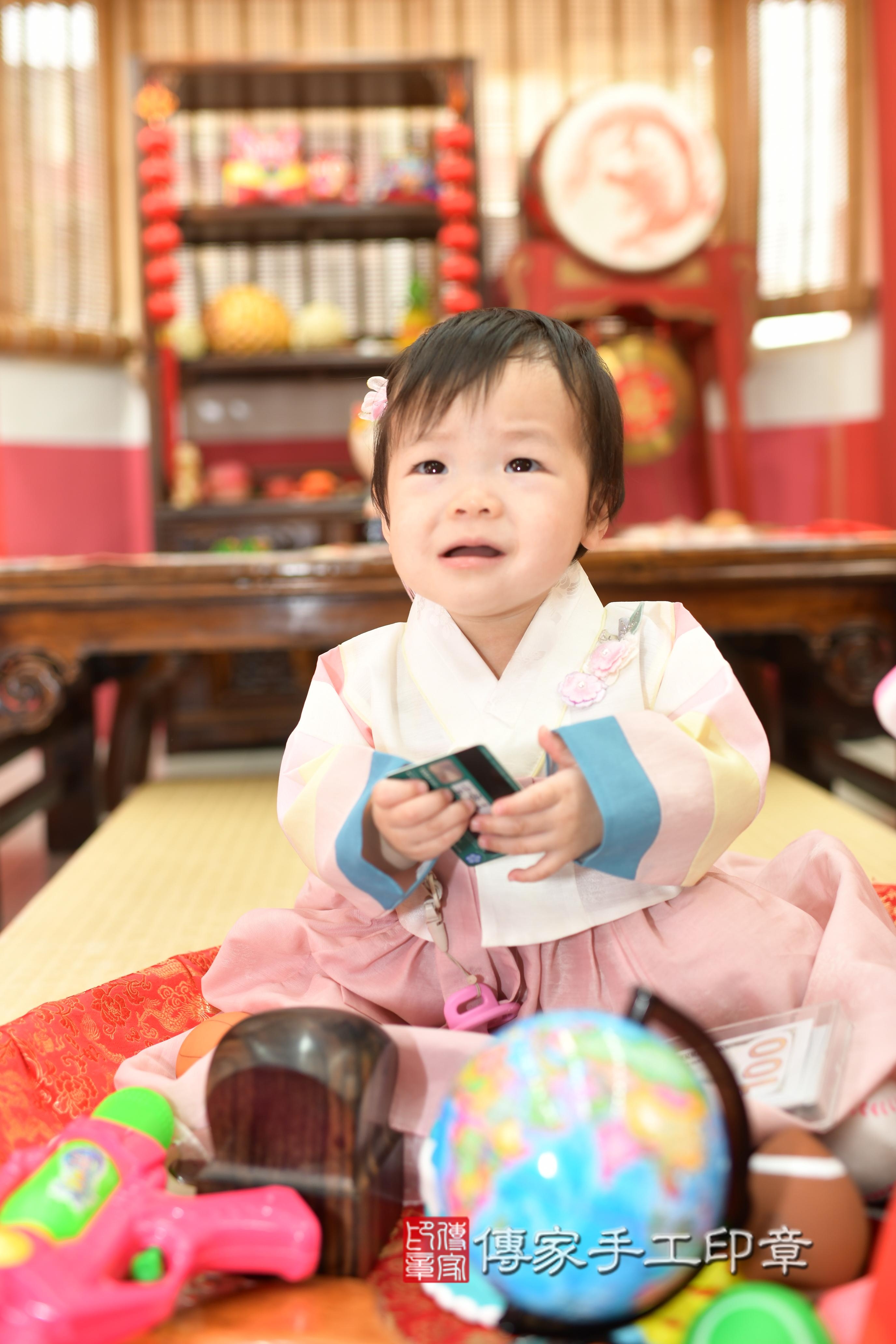 傳家手工印章高雄店、抓周、度脺、中國風會場、傳家嬰兒古禮、吉祥話、抓周道具物品24種、拍照。抓周證書。寶寶抓周、滿周歲、生日快樂、祝福 傳家手工印章高雄店、抓周、度脺、中國風會場、傳家嬰兒古禮、吉祥話、抓周道具物品24種、拍照。抓周證書。寶寶抓周、滿周歲、生日快樂、祝福