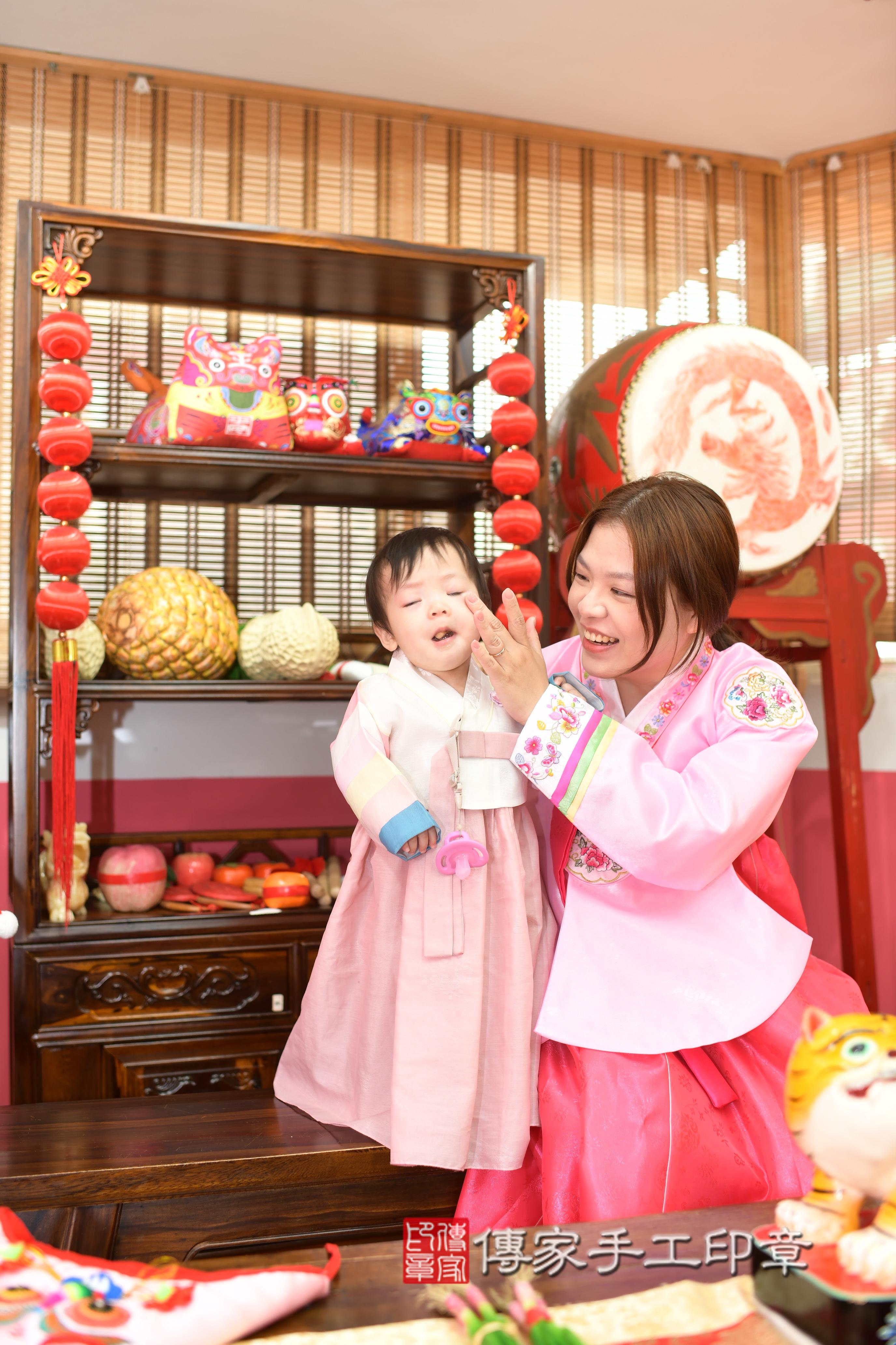 傳家手工印章高雄店、抓周、度脺、中國風會場、傳家嬰兒古禮、吉祥話、抓周道具物品24種、拍照。抓周證書。寶寶抓周、滿周歲、生日快樂、祝福 傳家手工印章高雄店、抓周、度脺、中國風會場、傳家嬰兒古禮、吉祥話、抓周道具物品24種、拍照。抓周證書。寶寶抓周、滿周歲、生日快樂、祝福