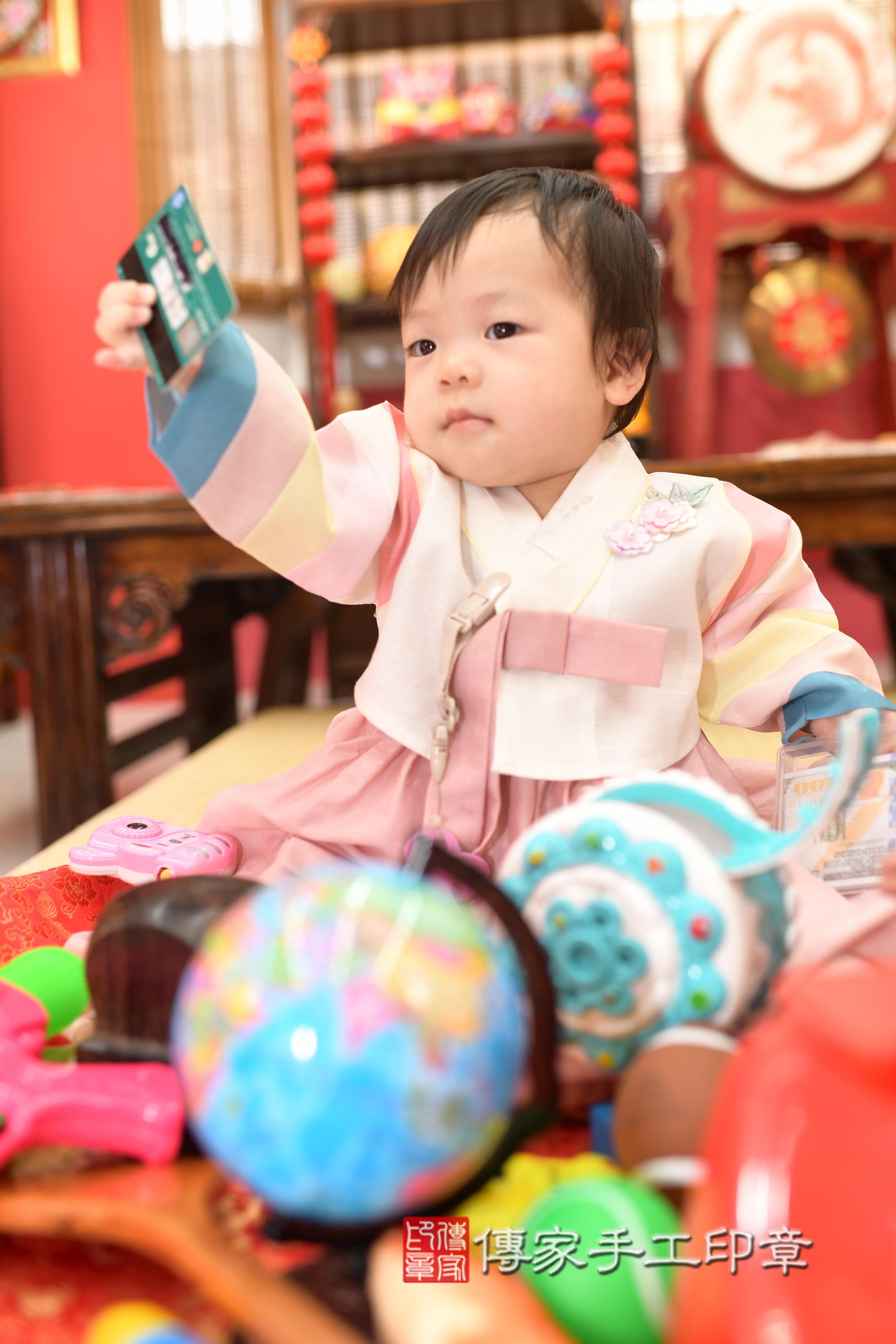 傳家手工印章高雄店、抓周、度脺、中國風會場、傳家嬰兒古禮、吉祥話、抓周道具物品24種、拍照。抓周證書。寶寶抓周、滿周歲、生日快樂、祝福 傳家手工印章高雄店、抓周、度脺、中國風會場、傳家嬰兒古禮、吉祥話、抓周道具物品24種、拍照。抓周證書。寶寶抓周、滿周歲、生日快樂、祝福