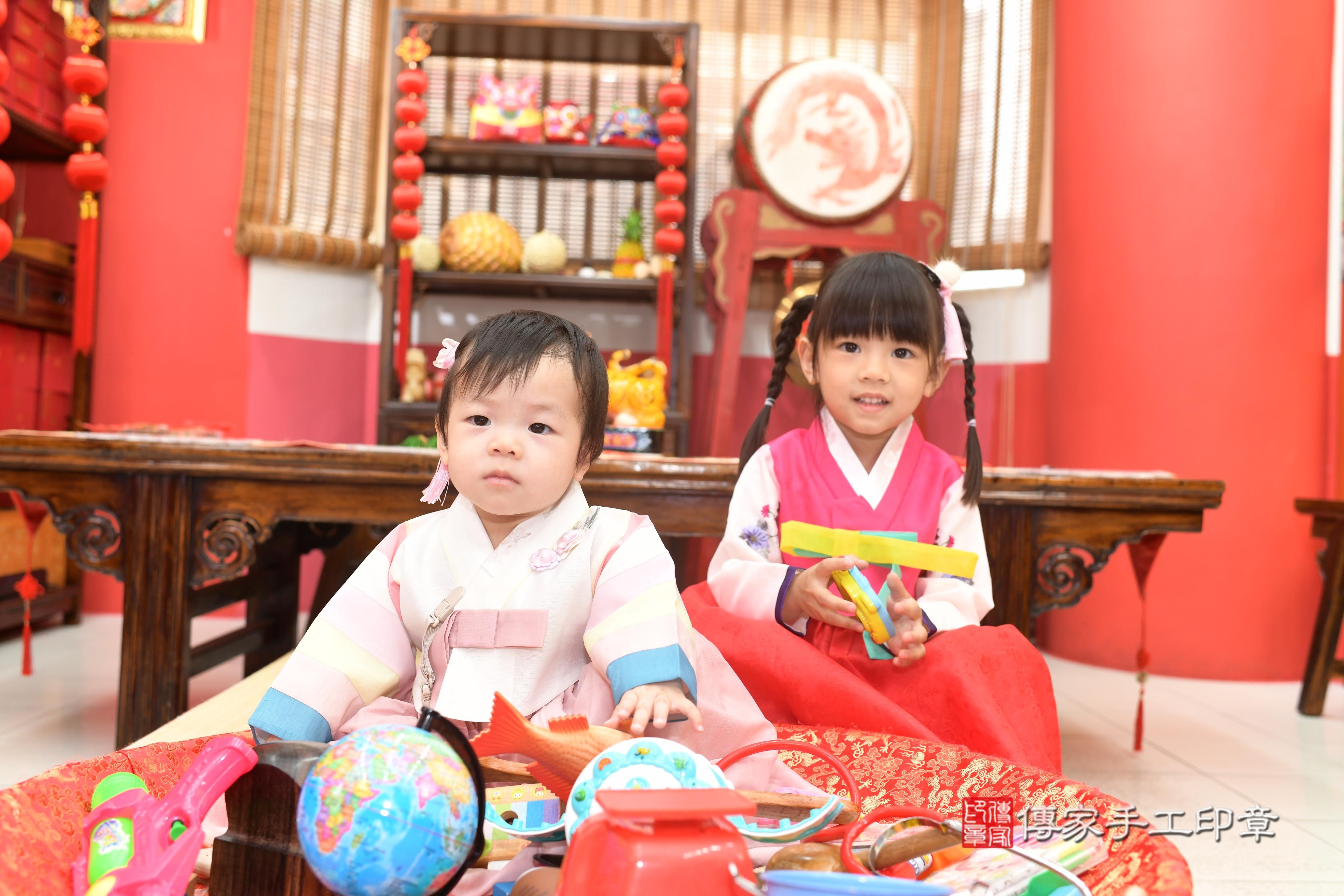 傳家手工印章高雄店、抓周、度脺、中國風會場、傳家嬰兒古禮、吉祥話、抓周道具物品24種、拍照。抓周證書。寶寶抓周、滿周歲、生日快樂、祝福 傳家手工印章高雄店、抓周、度脺、中國風會場、傳家嬰兒古禮、吉祥話、抓周道具物品24種、拍照。抓周證書。寶寶抓周、滿周歲、生日快樂、祝福