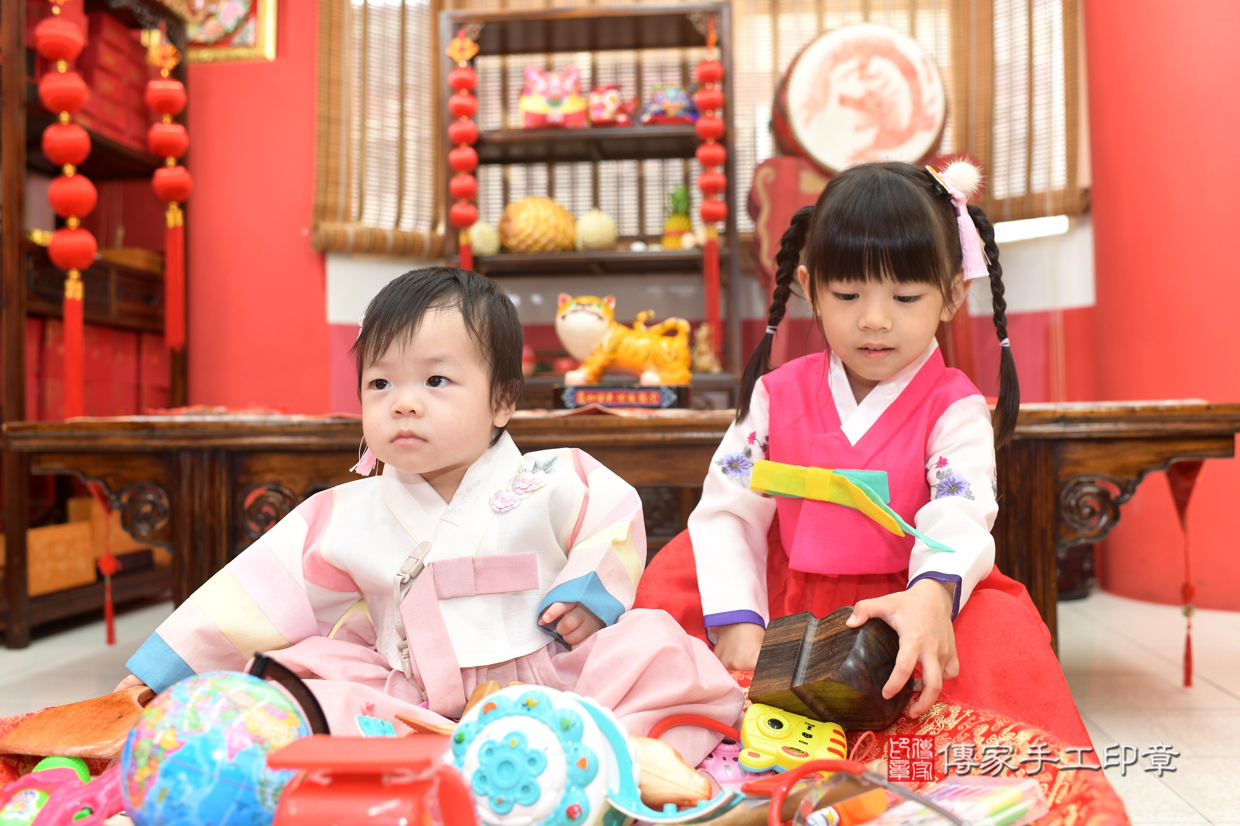 傳家手工印章高雄店、抓周、度脺、中國風會場、傳家嬰兒古禮、吉祥話、抓周道具物品24種、拍照。抓周證書。寶寶抓周、滿周歲、生日快樂、祝福 傳家手工印章高雄店、抓周、度脺、中國風會場、傳家嬰兒古禮、吉祥話、抓周道具物品24種、拍照。抓周證書。寶寶抓周、滿周歲、生日快樂、祝福