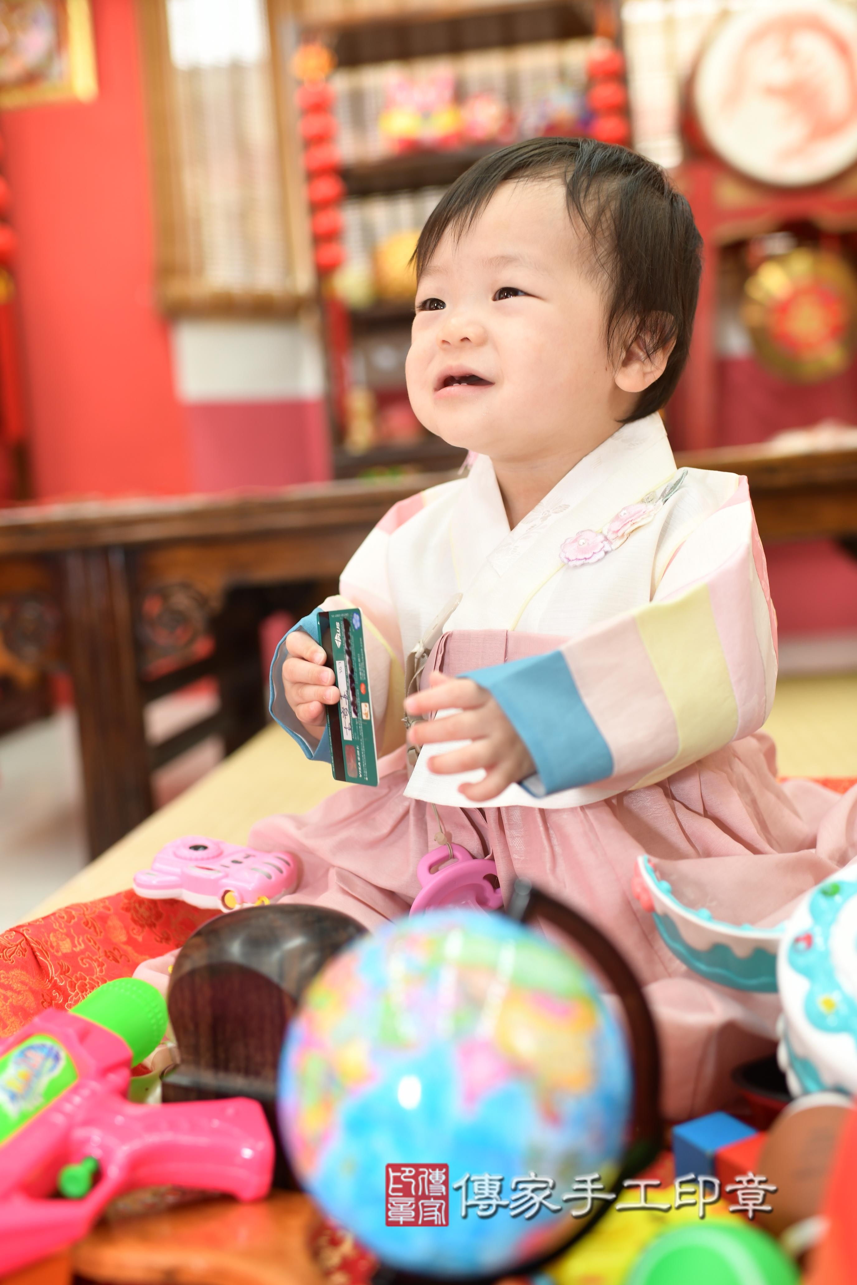 傳家手工印章高雄店、抓周、度脺、中國風會場、傳家嬰兒古禮、吉祥話、抓周道具物品24種、拍照。抓周證書。寶寶抓周、滿周歲、生日快樂、祝福 傳家手工印章高雄店、抓周、度脺、中國風會場、傳家嬰兒古禮、吉祥話、抓周道具物品24種、拍照。抓周證書。寶寶抓周、滿周歲、生日快樂、祝福