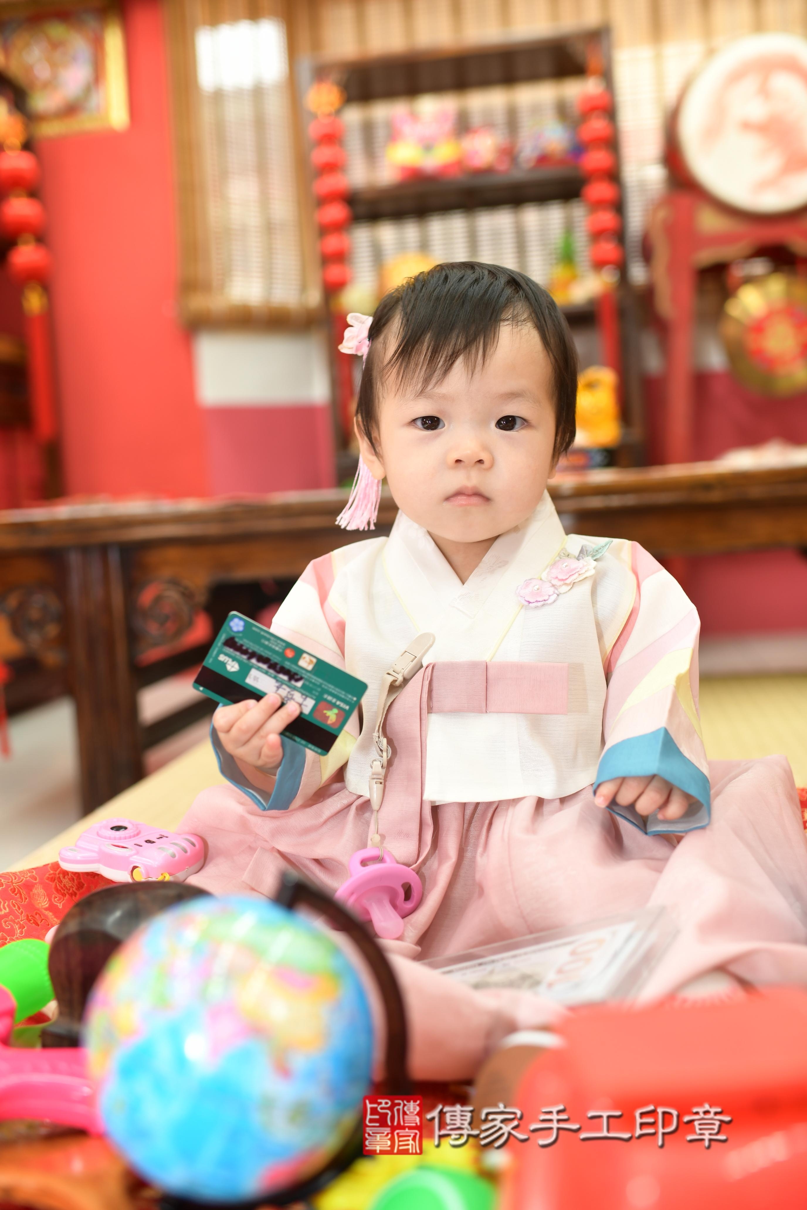 傳家手工印章高雄店、抓周、度脺、中國風會場、傳家嬰兒古禮、吉祥話、抓周道具物品24種、拍照。抓周證書。寶寶抓周、滿周歲、生日快樂、祝福 傳家手工印章高雄店、抓周、度脺、中國風會場、傳家嬰兒古禮、吉祥話、抓周道具物品24種、拍照。抓周證書。寶寶抓周、滿周歲、生日快樂、祝福