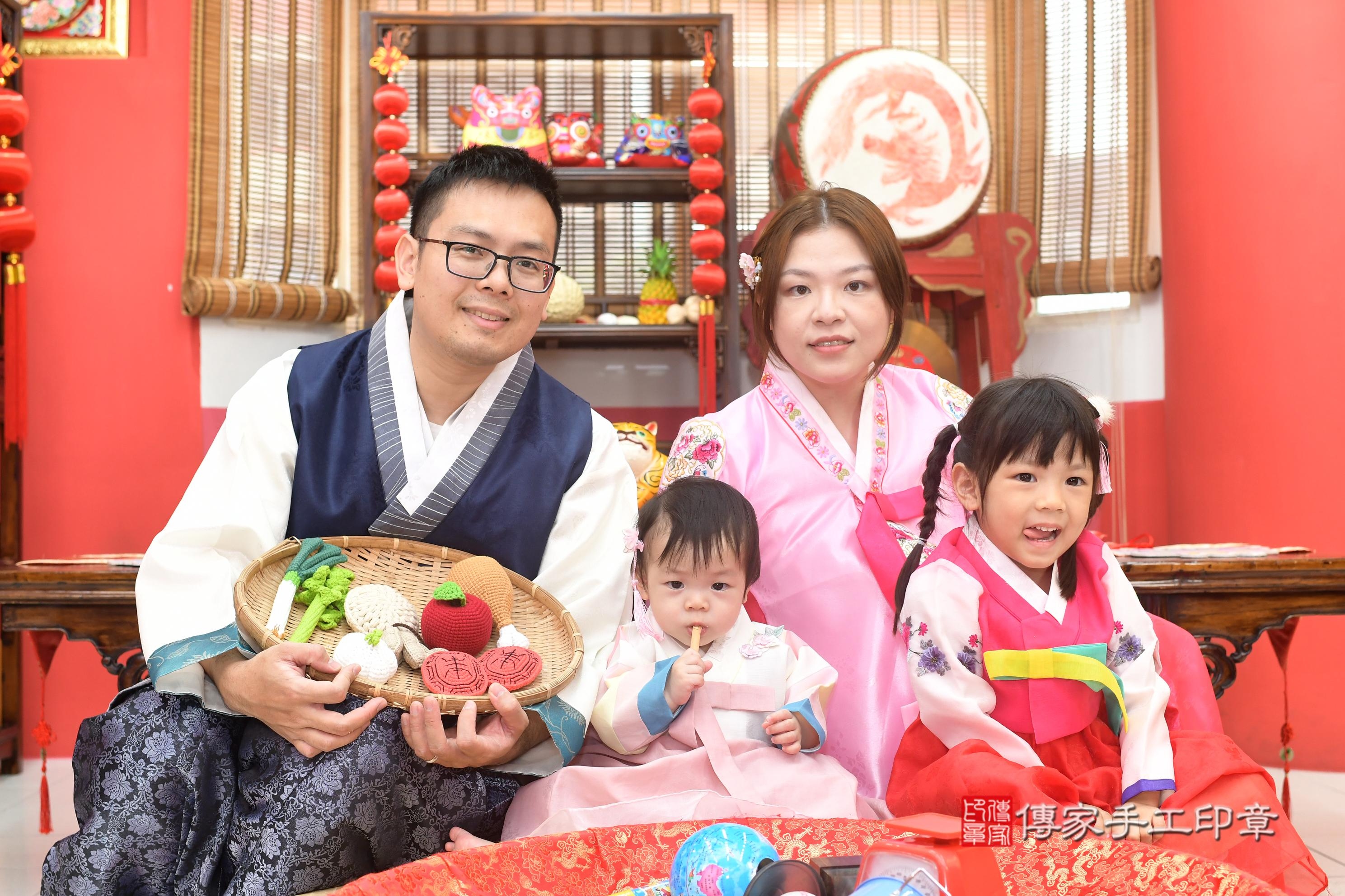 傳家手工印章高雄店、抓周、度脺、中國風會場、傳家嬰兒古禮、吉祥話、抓周道具物品24種、拍照。抓周證書。寶寶抓周、滿周歲、生日快樂、祝福 傳家手工印章高雄店、抓周、度脺、中國風會場、傳家嬰兒古禮、吉祥話、抓周道具物品24種、拍照。抓周證書。寶寶抓周、滿周歲、生日快樂、祝福