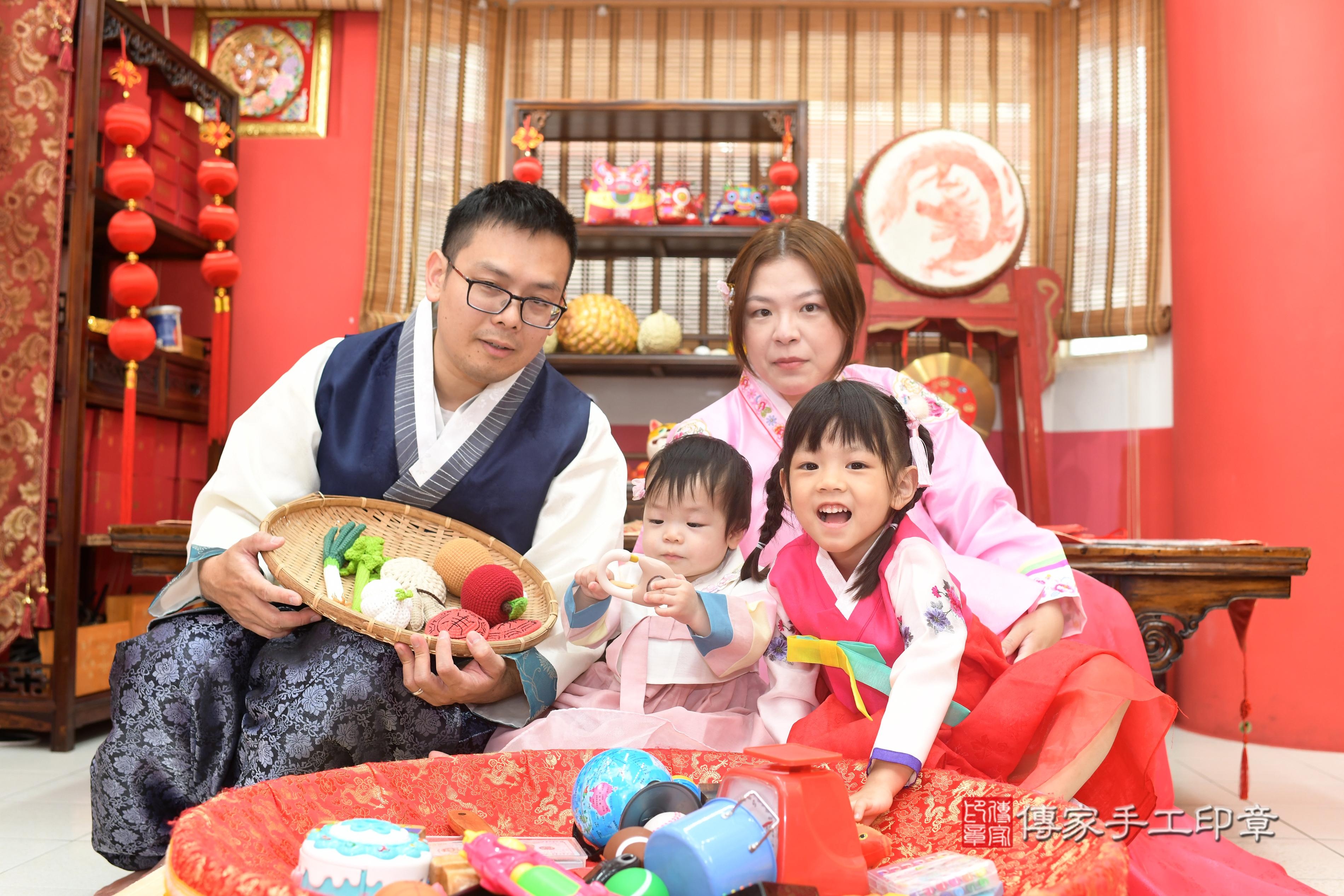 傳家手工印章高雄店、抓周、度脺、中國風會場、傳家嬰兒古禮、吉祥話、抓周道具物品24種、拍照。抓周證書。寶寶抓周、滿周歲、生日快樂、祝福 傳家手工印章高雄店、抓周、度脺、中國風會場、傳家嬰兒古禮、吉祥話、抓周道具物品24種、拍照。抓周證書。寶寶抓周、滿周歲、生日快樂、祝福