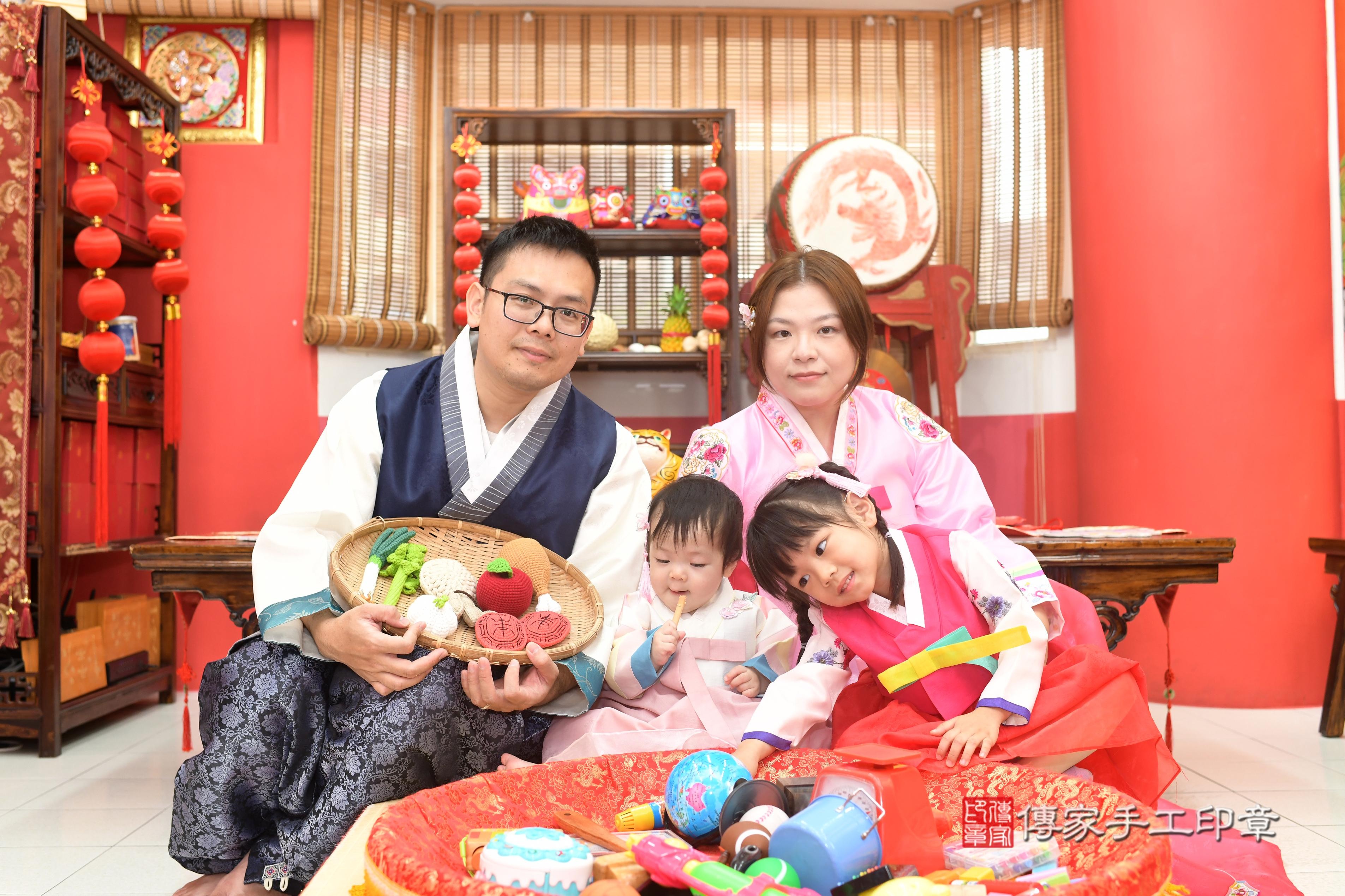 傳家手工印章高雄店、抓周、度脺、中國風會場、傳家嬰兒古禮、吉祥話、抓周道具物品24種、拍照。抓周證書。寶寶抓周、滿周歲、生日快樂、祝福 傳家手工印章高雄店、抓周、度脺、中國風會場、傳家嬰兒古禮、吉祥話、抓周道具物品24種、拍照。抓周證書。寶寶抓周、滿周歲、生日快樂、祝福