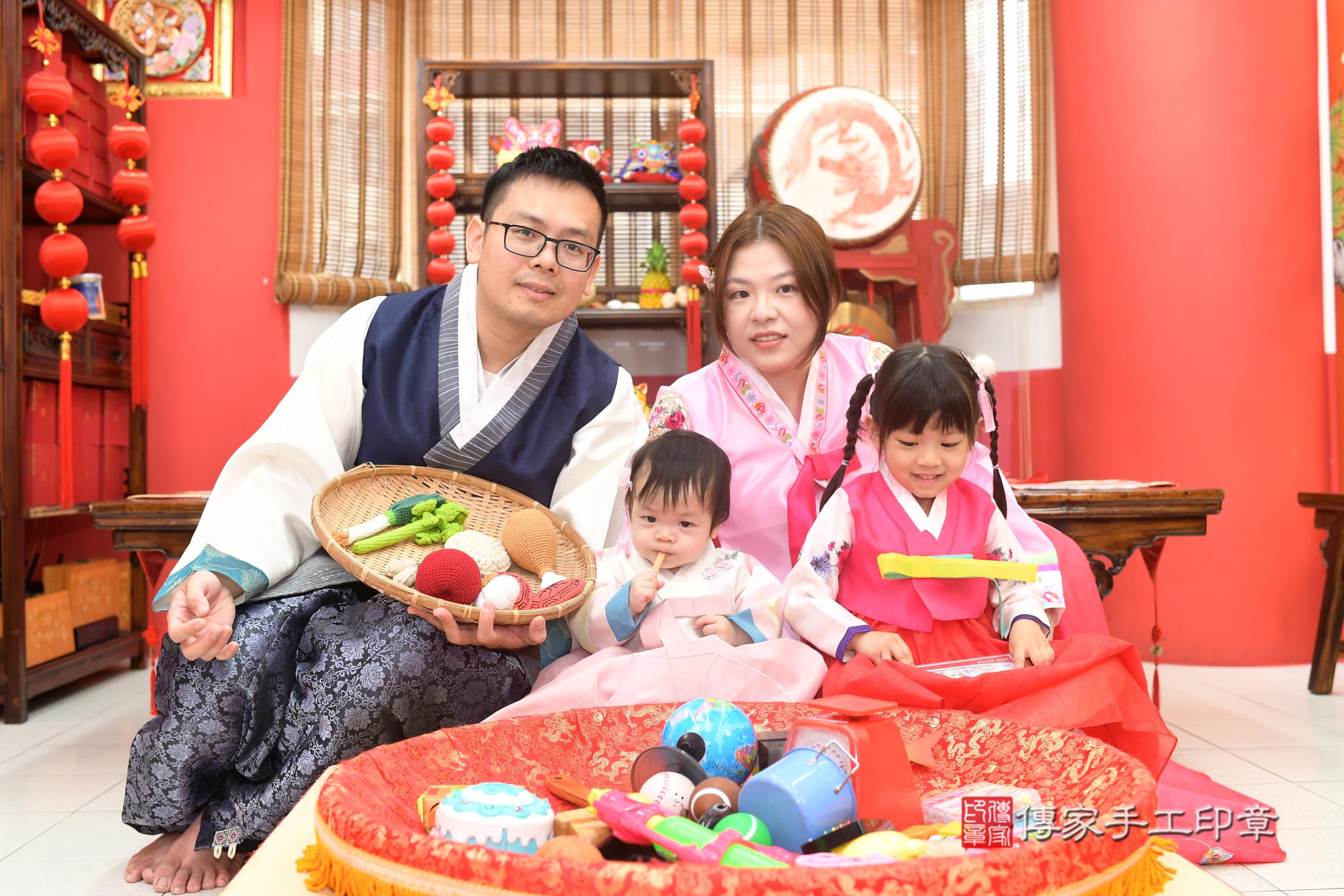 傳家手工印章高雄店、抓周、度脺、中國風會場、傳家嬰兒古禮、吉祥話、抓周道具物品24種、拍照。抓周證書。寶寶抓周、滿周歲、生日快樂、祝福 傳家手工印章高雄店、抓周、度脺、中國風會場、傳家嬰兒古禮、吉祥話、抓周道具物品24種、拍照。抓周證書。寶寶抓周、滿周歲、生日快樂、祝福