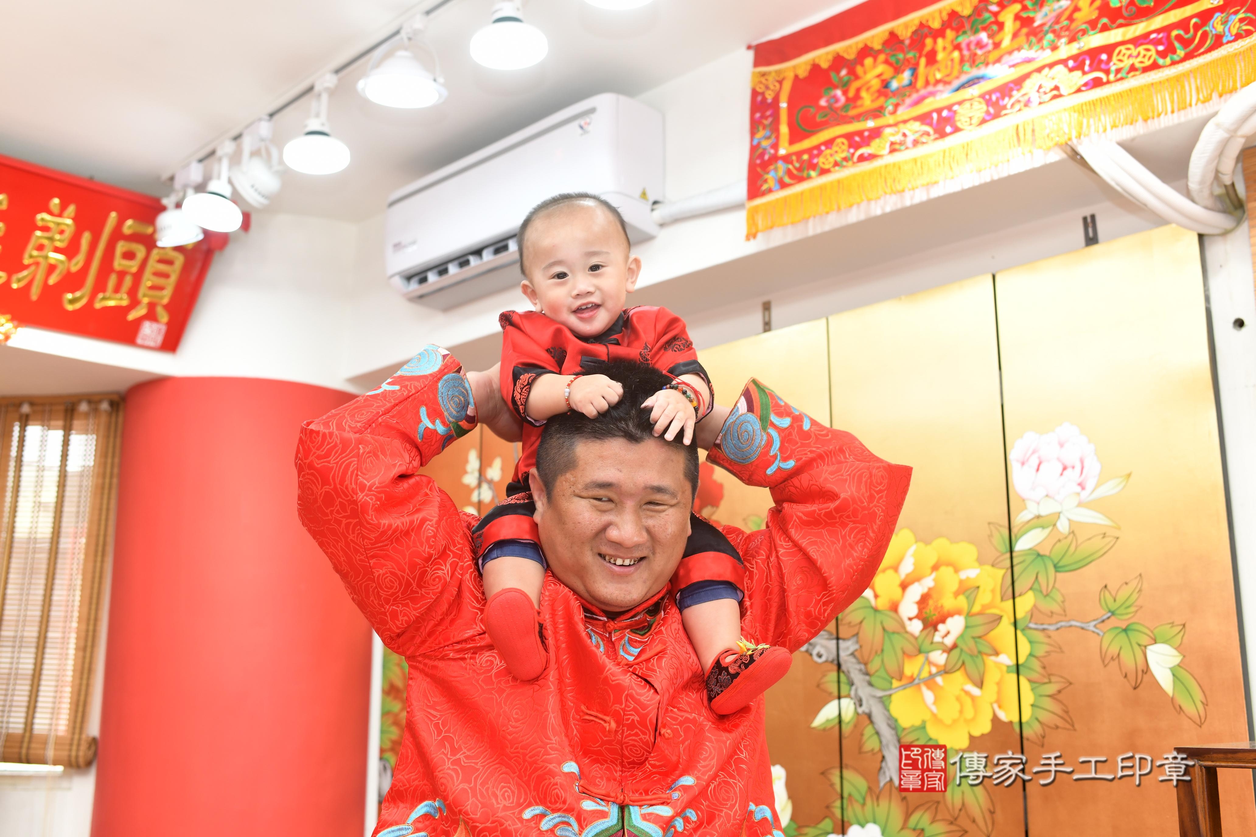 傳家手工印章高雄店、抓周、度脺、中國風會場、傳家嬰兒古禮、吉祥話、抓周道具物品24種、拍照。抓周證書。寶寶抓周、滿周歲、生日快樂、祝福