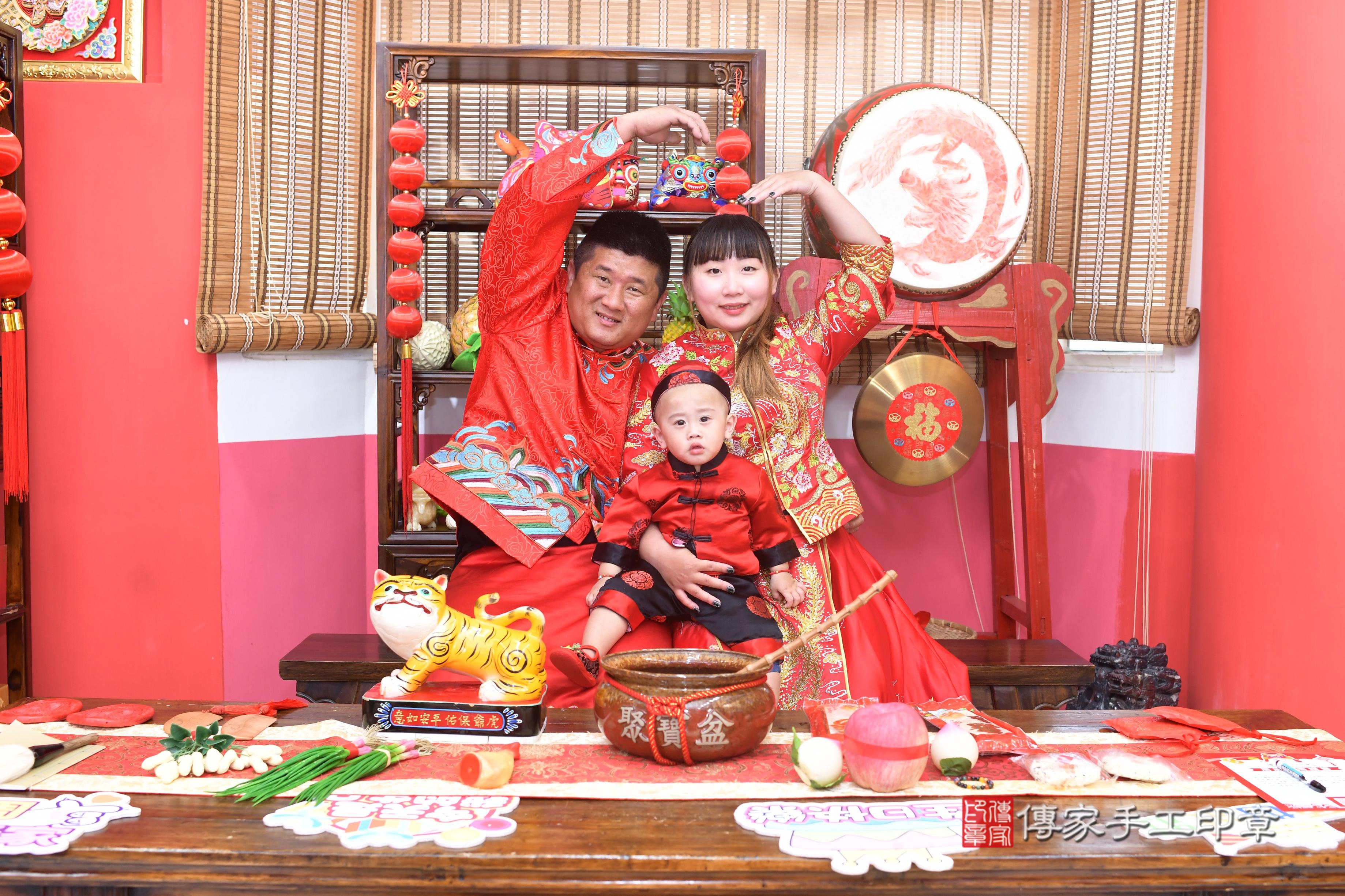 傳家手工印章高雄店、抓周、度脺、中國風會場、傳家嬰兒古禮、吉祥話、抓周道具物品24種、拍照。抓周證書。寶寶抓周、滿周歲、生日快樂、祝福 傳家手工印章高雄店、抓周、度脺、中國風會場、傳家嬰兒古禮、吉祥話、抓周道具物品24種、拍照。抓周證書。寶寶抓周、滿周歲、生日快樂、祝福