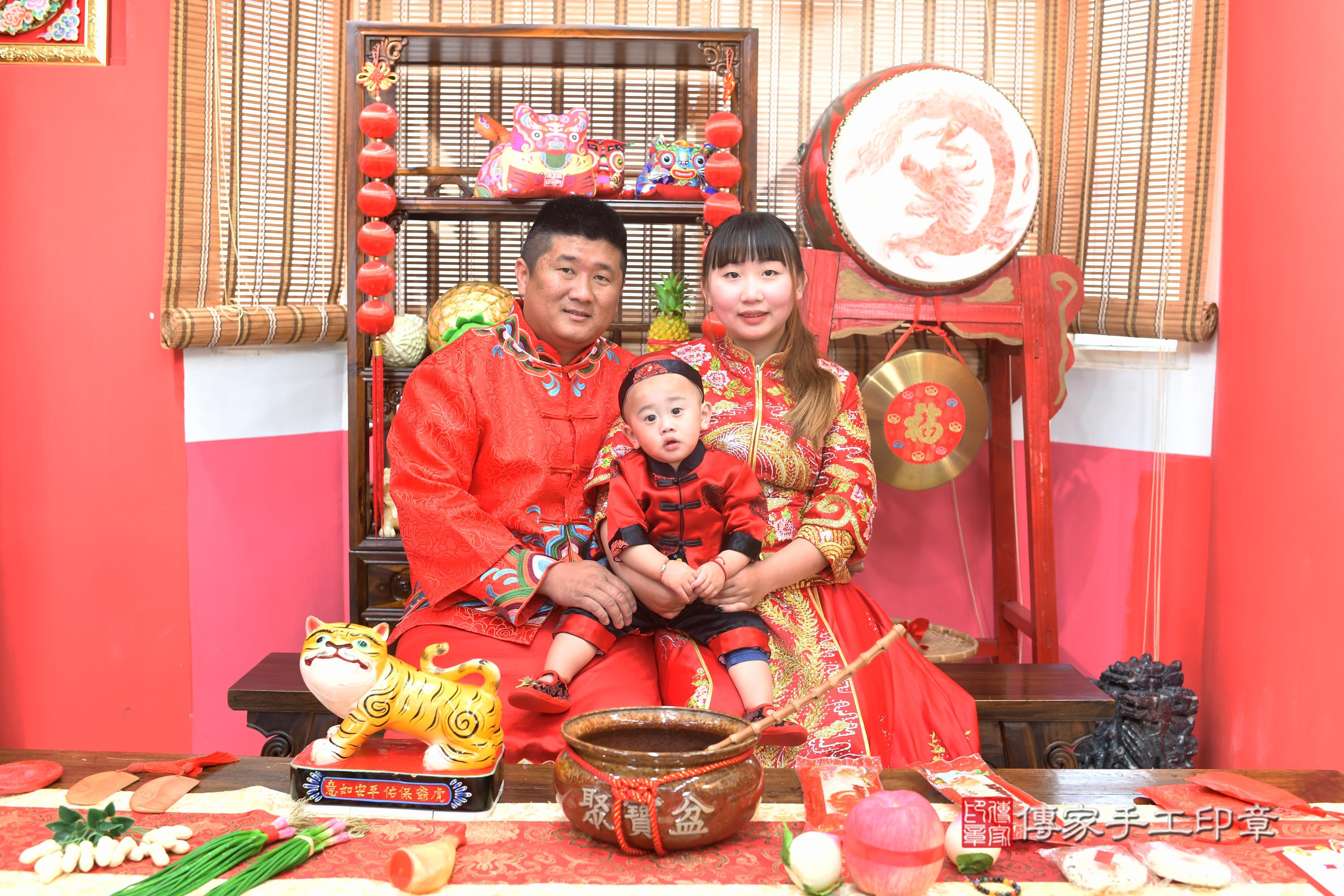 傳家手工印章高雄店、抓周、度脺、中國風會場、傳家嬰兒古禮、吉祥話、抓周道具物品24種、拍照。抓周證書。寶寶抓周、滿周歲、生日快樂、祝福 傳家手工印章高雄店、抓周、度脺、中國風會場、傳家嬰兒古禮、吉祥話、抓周道具物品24種、拍照。抓周證書。寶寶抓周、滿周歲、生日快樂、祝福