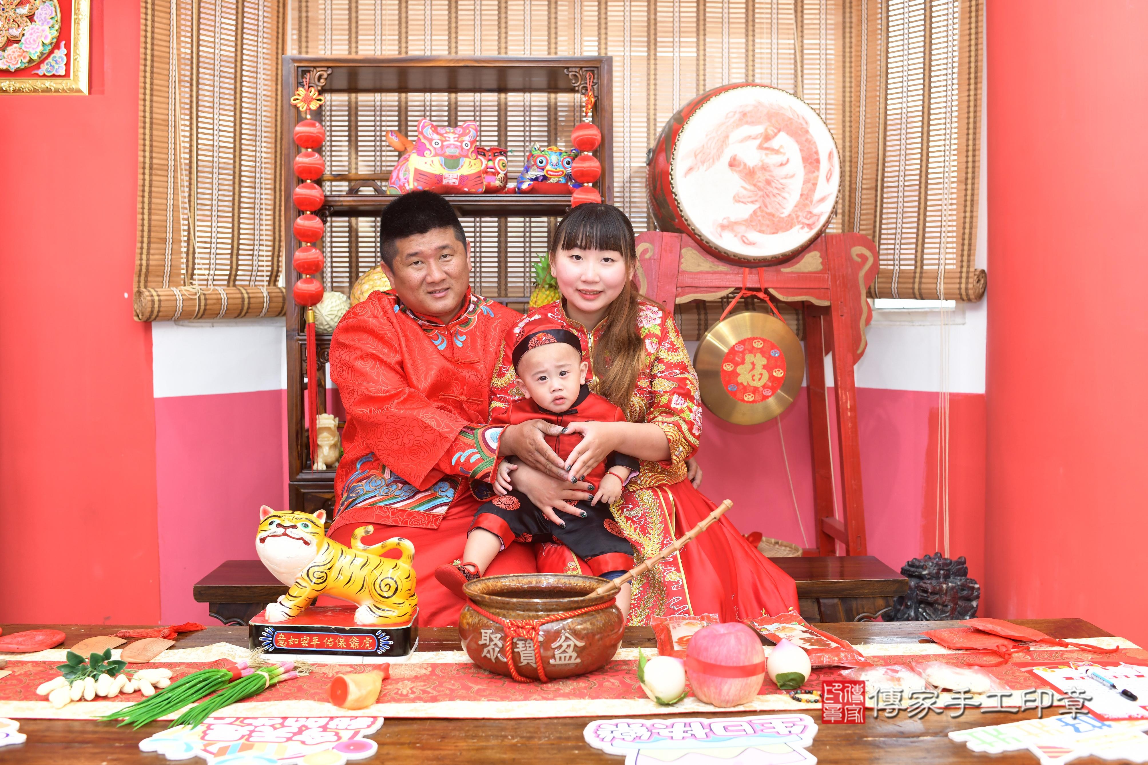 傳家手工印章高雄店、抓周、度脺、中國風會場、傳家嬰兒古禮、吉祥話、抓周道具物品24種、拍照。抓周證書。寶寶抓周、滿周歲、生日快樂、祝福 傳家手工印章高雄店、抓周、度脺、中國風會場、傳家嬰兒古禮、吉祥話、抓周道具物品24種、拍照。抓周證書。寶寶抓周、滿周歲、生日快樂、祝福