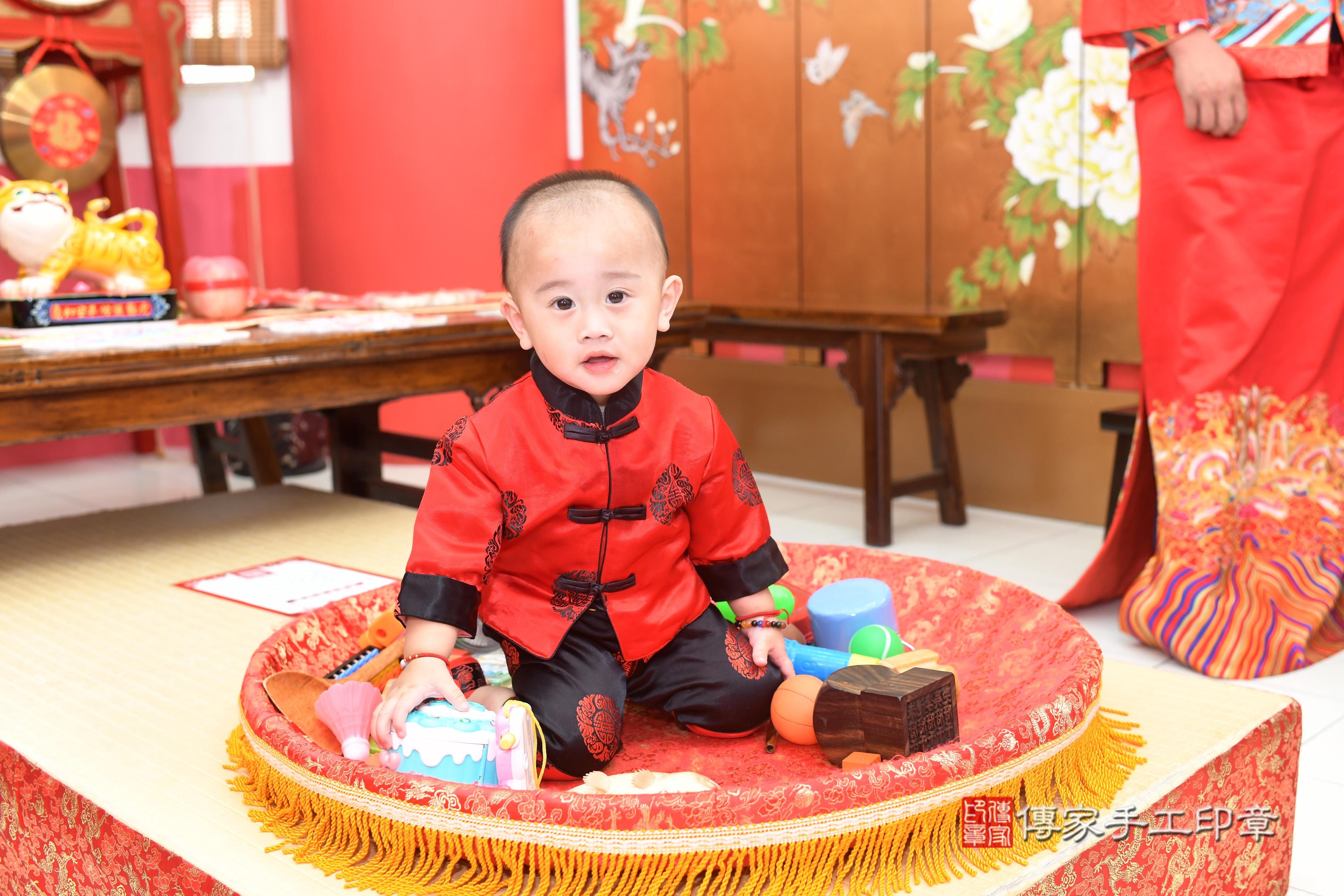 傳家手工印章高雄店、抓周、度脺、中國風會場、傳家嬰兒古禮、吉祥話、抓周道具物品24種、拍照。抓周證書。寶寶抓周、滿周歲、生日快樂、祝福 傳家手工印章高雄店、抓周、度脺、中國風會場、傳家嬰兒古禮、吉祥話、抓周道具物品24種、拍照。抓周證書。寶寶抓周、滿周歲、生日快樂、祝福