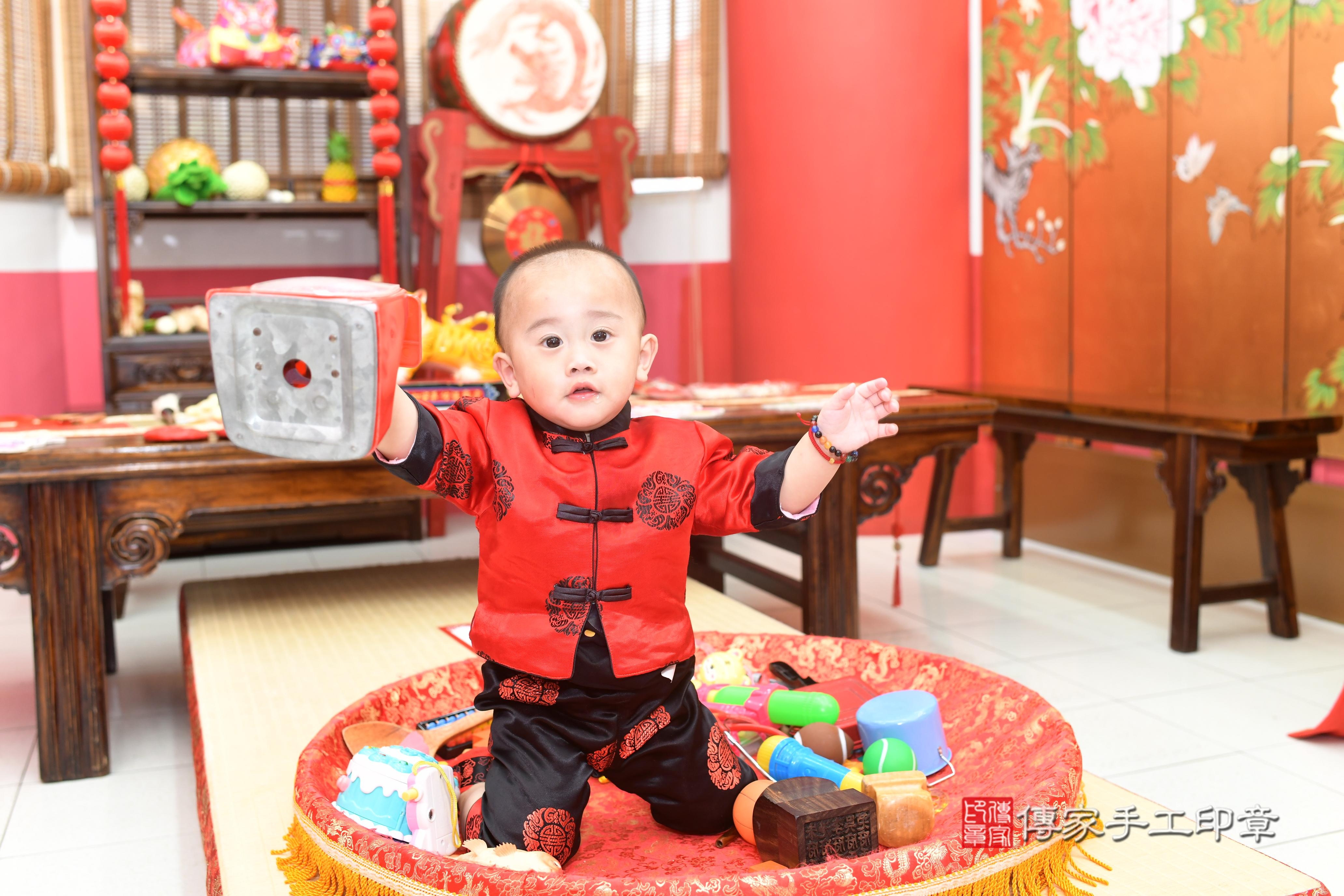 傳家手工印章高雄店、抓周、度脺、中國風會場、傳家嬰兒古禮、吉祥話、抓周道具物品24種、拍照。抓周證書。寶寶抓周、滿周歲、生日快樂、祝福 傳家手工印章高雄店、抓周、度脺、中國風會場、傳家嬰兒古禮、吉祥話、抓周道具物品24種、拍照。抓周證書。寶寶抓周、滿周歲、生日快樂、祝福