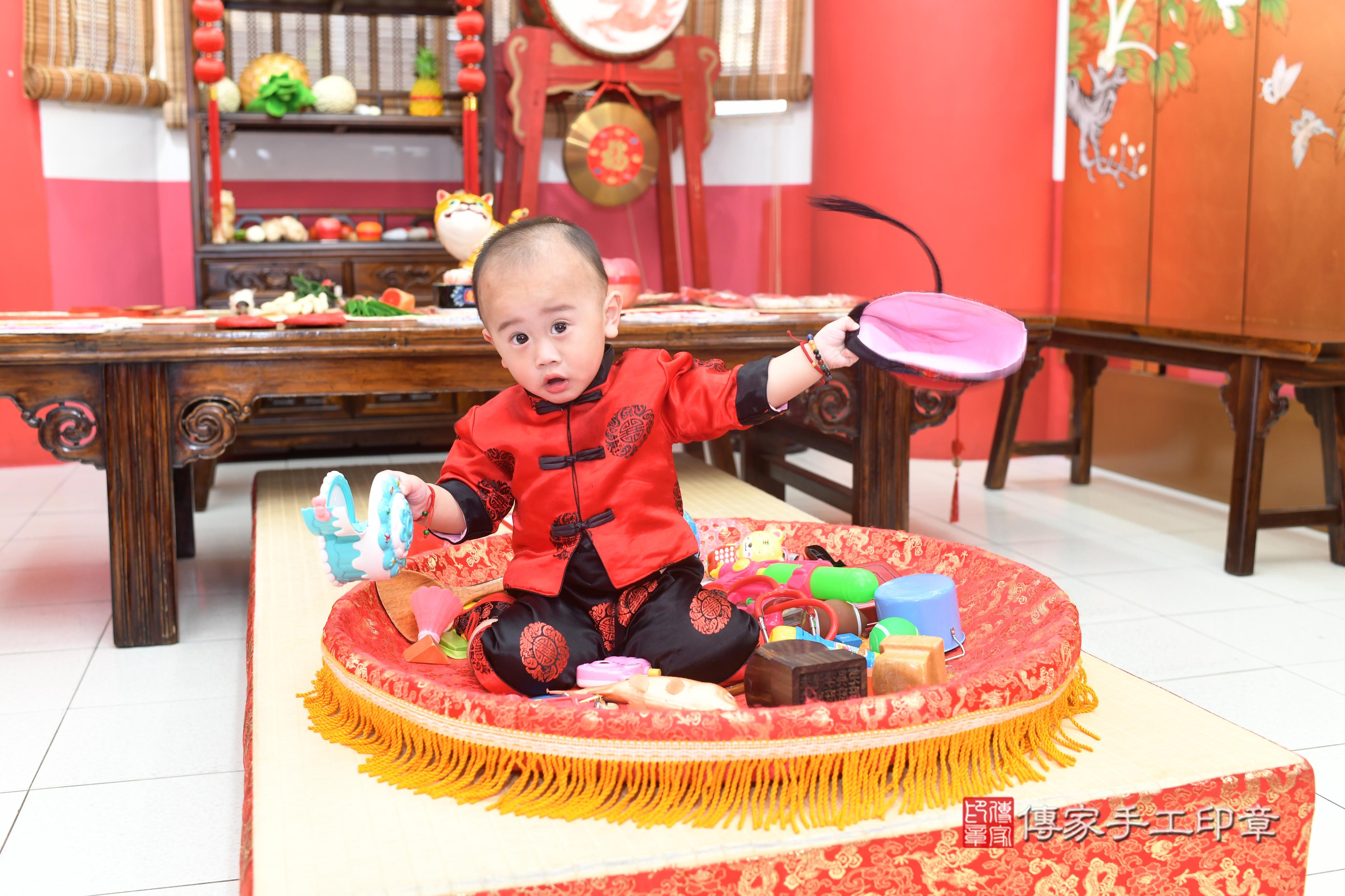 傳家手工印章高雄店、抓周、度脺、中國風會場、傳家嬰兒古禮、吉祥話、抓周道具物品24種、拍照。抓周證書。寶寶抓周、滿周歲、生日快樂、祝福 傳家手工印章高雄店、抓周、度脺、中國風會場、傳家嬰兒古禮、吉祥話、抓周道具物品24種、拍照。抓周證書。寶寶抓周、滿周歲、生日快樂、祝福