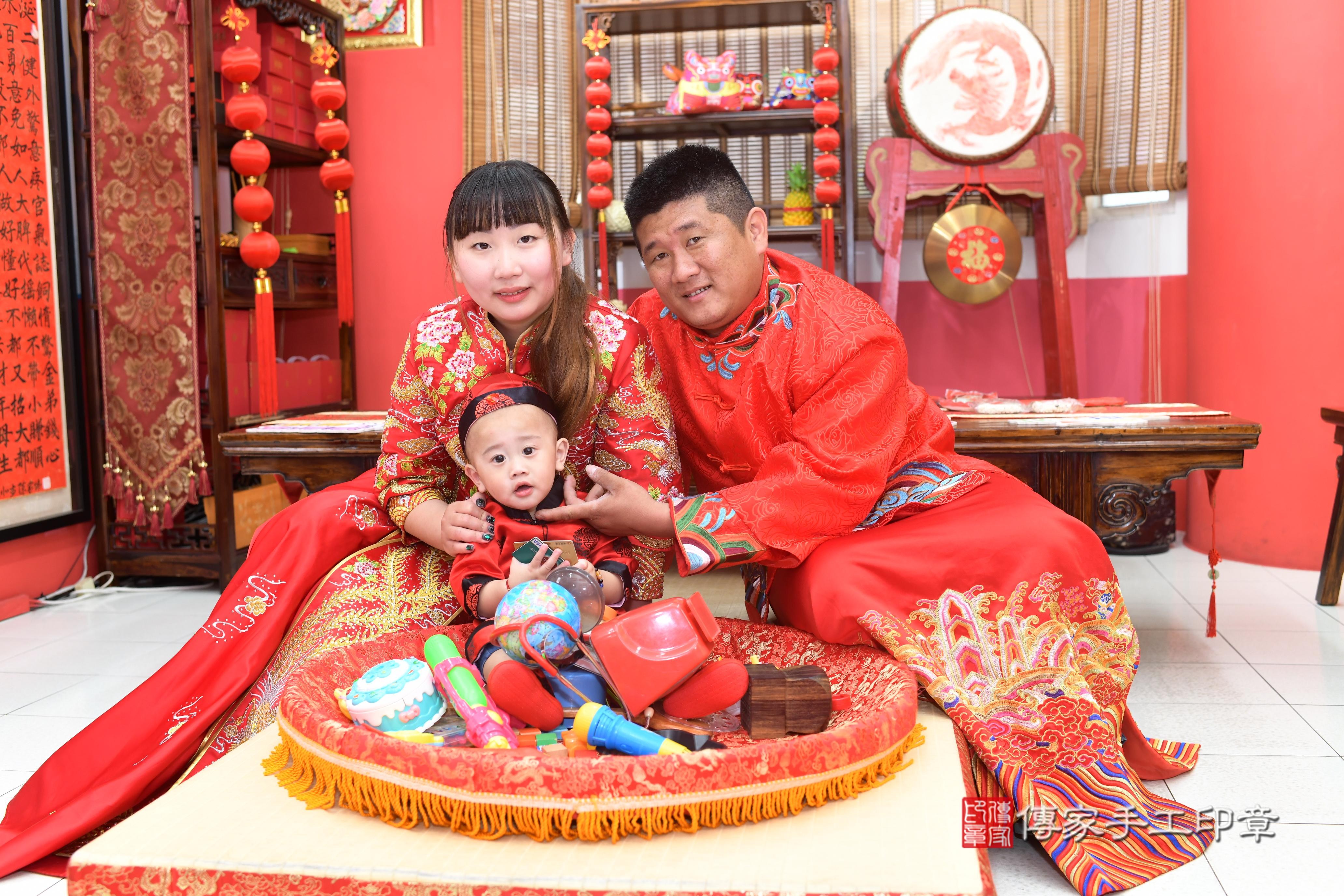 傳家手工印章高雄店、抓周、度脺、中國風會場、傳家嬰兒古禮、吉祥話、抓周道具物品24種、拍照。抓周證書。寶寶抓周、滿周歲、生日快樂、祝福 傳家手工印章高雄店、抓周、度脺、中國風會場、傳家嬰兒古禮、吉祥話、抓周道具物品24種、拍照。抓周證書。寶寶抓周、滿周歲、生日快樂、祝福