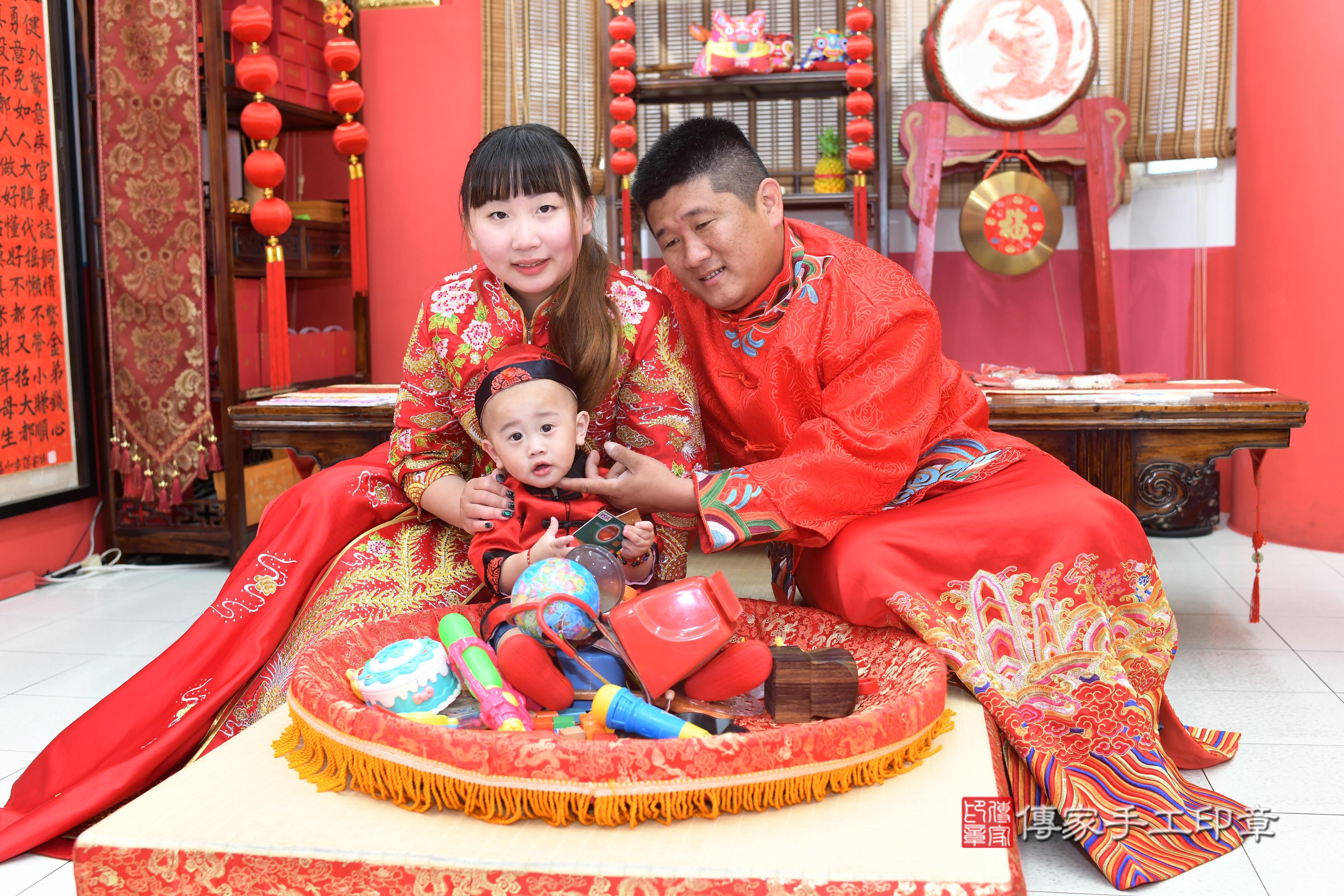 傳家手工印章高雄店、抓周、度脺、中國風會場、傳家嬰兒古禮、吉祥話、抓周道具物品24種、拍照。抓周證書。寶寶抓周、滿周歲、生日快樂、祝福 傳家手工印章高雄店、抓周、度脺、中國風會場、傳家嬰兒古禮、吉祥話、抓周道具物品24種、拍照。抓周證書。寶寶抓周、滿周歲、生日快樂、祝福