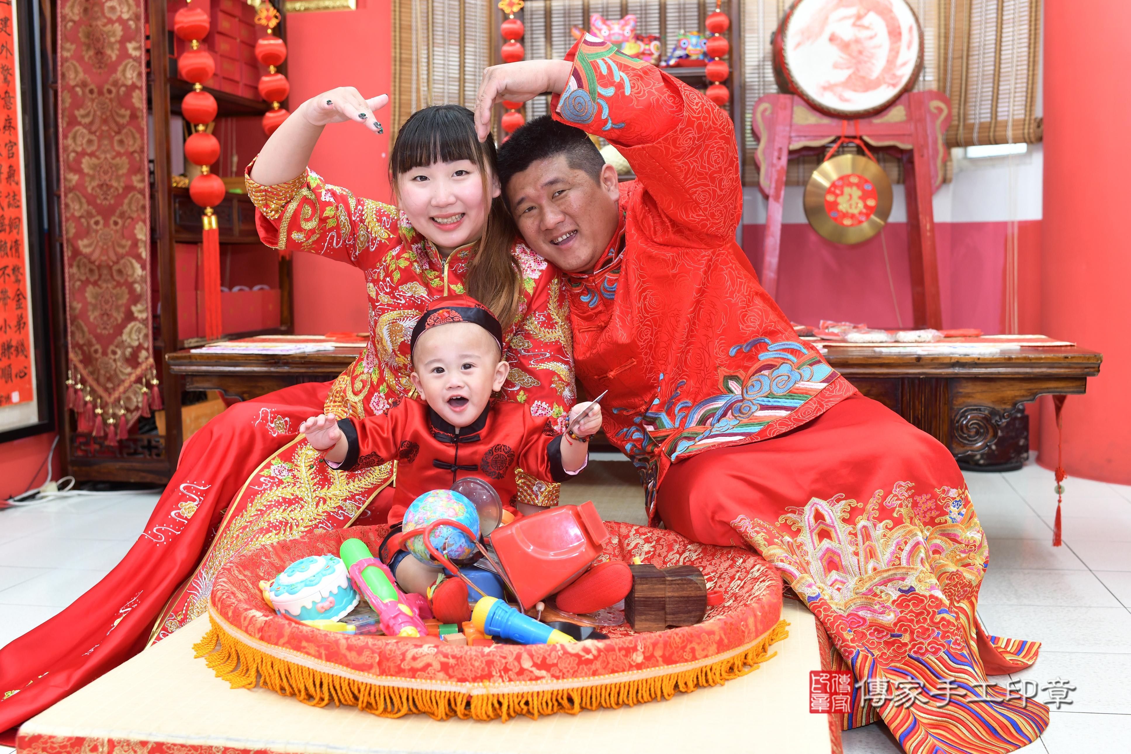 傳家手工印章高雄店、抓周、度脺、中國風會場、傳家嬰兒古禮、吉祥話、抓周道具物品24種、拍照。抓周證書。寶寶抓周、滿周歲、生日快樂、祝福 傳家手工印章高雄店、抓周、度脺、中國風會場、傳家嬰兒古禮、吉祥話、抓周道具物品24種、拍照。抓周證書。寶寶抓周、滿周歲、生日快樂、祝福