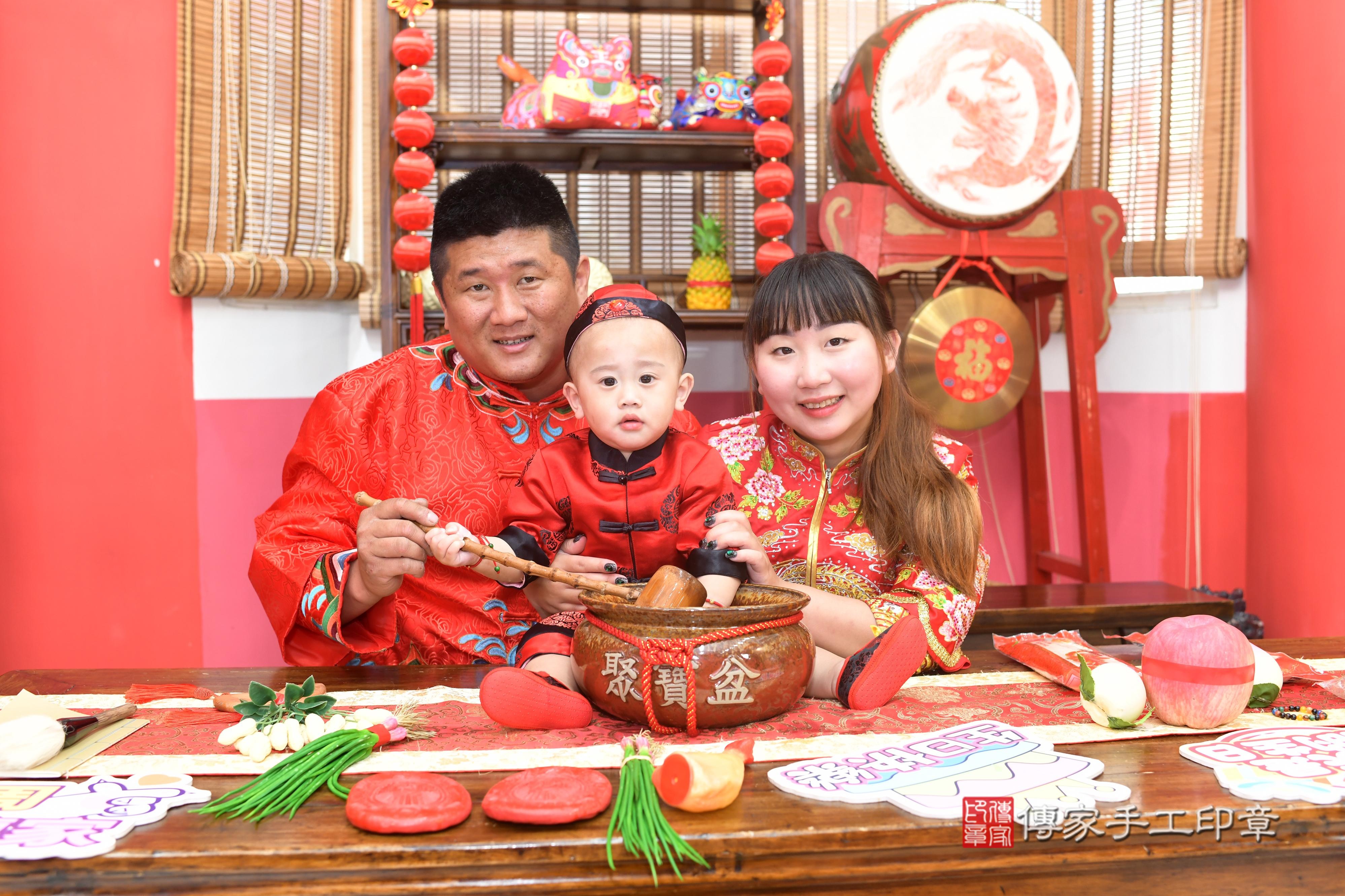 傳家手工印章高雄店、抓周、度脺、中國風會場、傳家嬰兒古禮、吉祥話、抓周道具物品24種、拍照。抓周證書。寶寶抓周、滿周歲、生日快樂、祝福 傳家手工印章高雄店、抓周、度脺、中國風會場、傳家嬰兒古禮、吉祥話、抓周道具物品24種、拍照。抓周證書。寶寶抓周、滿周歲、生日快樂、祝福