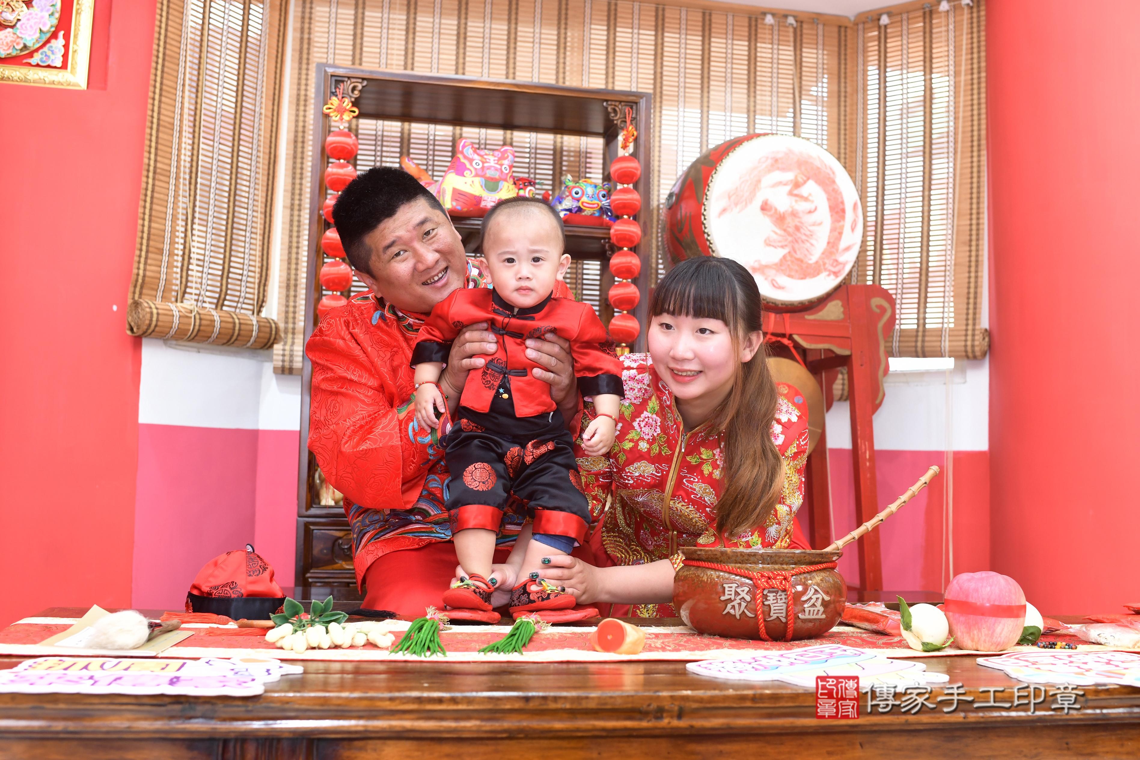 傳家手工印章高雄店、抓周、度脺、中國風會場、傳家嬰兒古禮、吉祥話、抓周道具物品24種、拍照。抓周證書。寶寶抓周、滿周歲、生日快樂、祝福 傳家手工印章高雄店、抓周、度脺、中國風會場、傳家嬰兒古禮、吉祥話、抓周道具物品24種、拍照。抓周證書。寶寶抓周、滿周歲、生日快樂、祝福