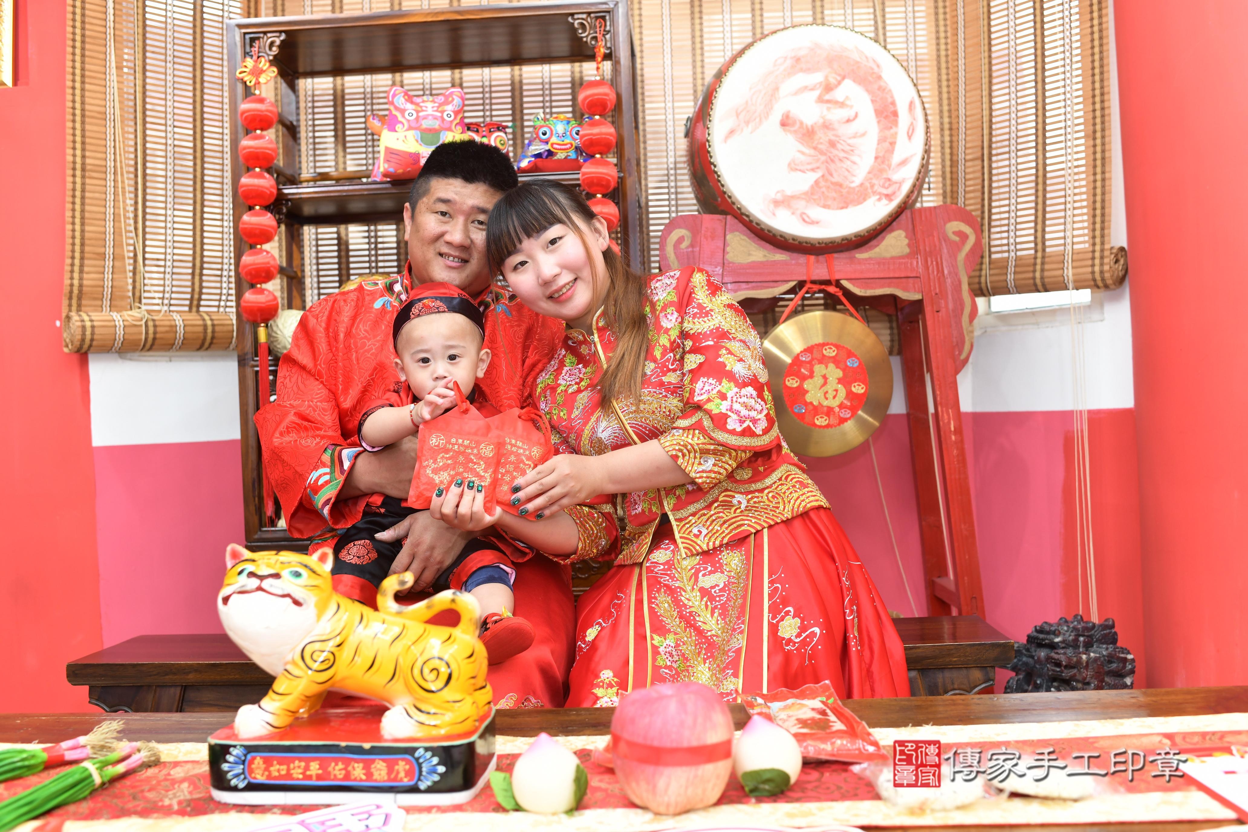 傳家手工印章高雄店、抓周、度脺、中國風會場、傳家嬰兒古禮、吉祥話、抓周道具物品24種、拍照。抓周證書。寶寶抓周、滿周歲、生日快樂、祝福 傳家手工印章高雄店、抓周、度脺、中國風會場、傳家嬰兒古禮、吉祥話、抓周道具物品24種、拍照。抓周證書。寶寶抓周、滿周歲、生日快樂、祝福