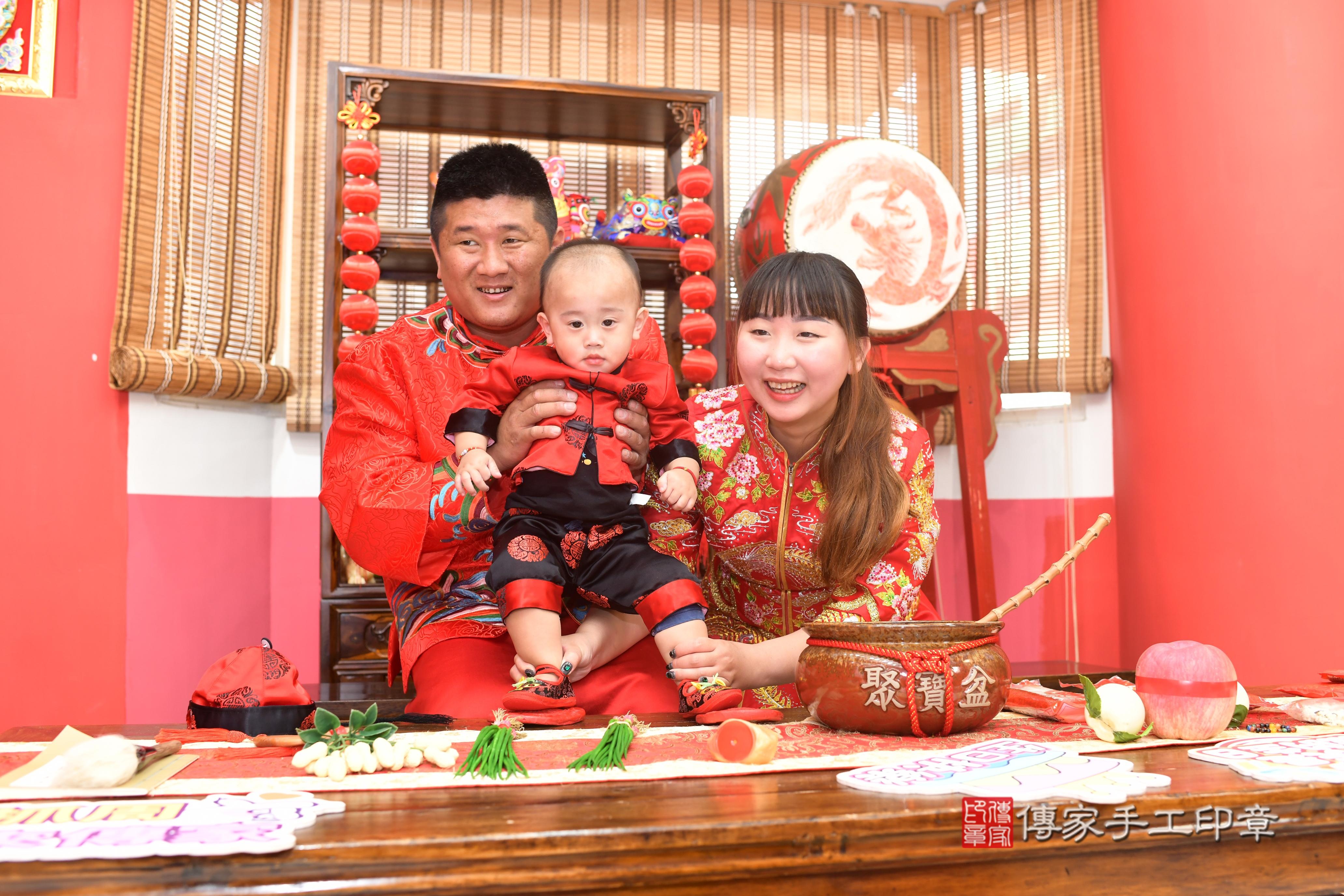 傳家手工印章高雄店、抓周、度脺、中國風會場、傳家嬰兒古禮、吉祥話、抓周道具物品24種、拍照。抓周證書。寶寶抓周、滿周歲、生日快樂、祝福 傳家手工印章高雄店、抓周、度脺、中國風會場、傳家嬰兒古禮、吉祥話、抓周道具物品24種、拍照。抓周證書。寶寶抓周、滿周歲、生日快樂、祝福