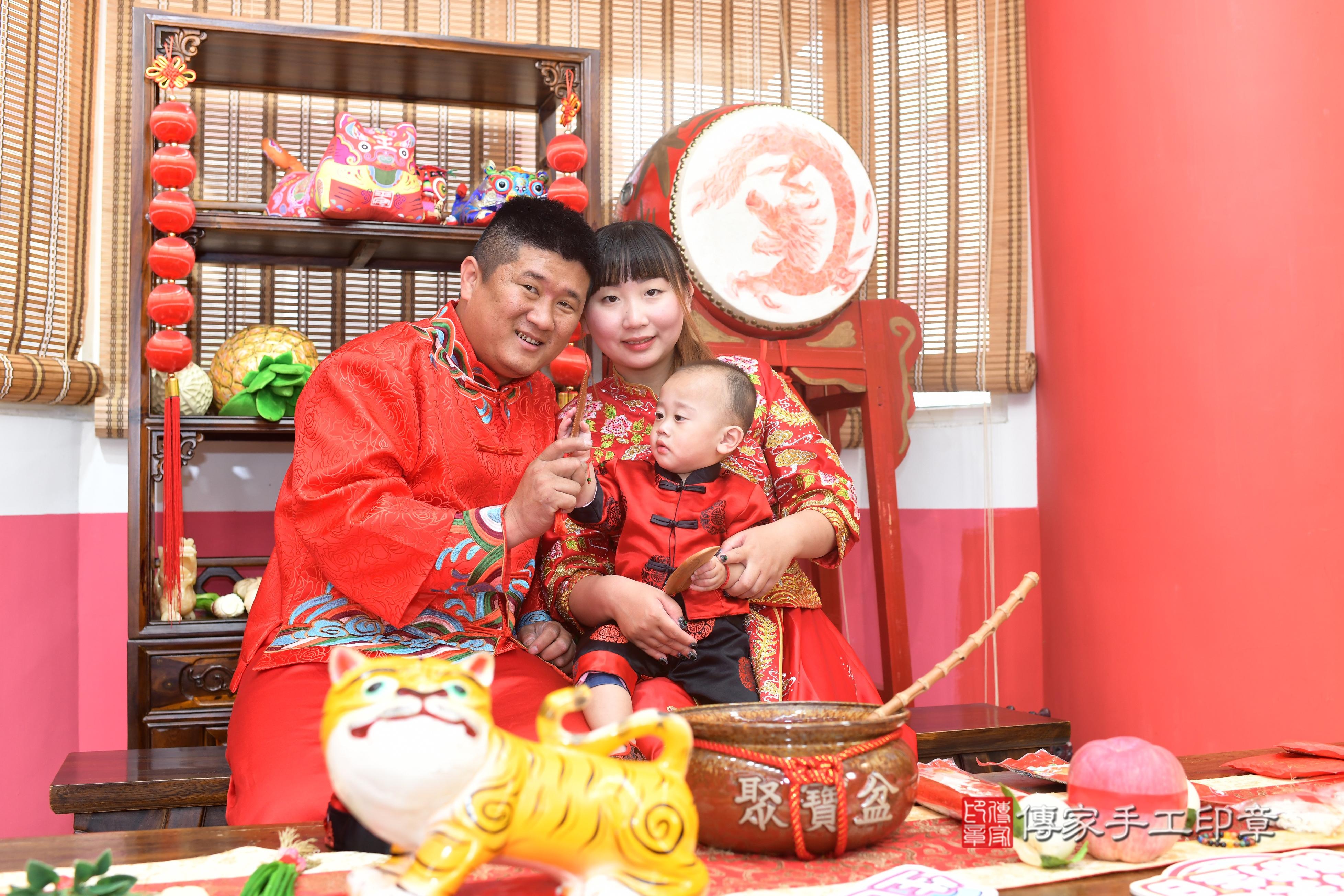 傳家手工印章高雄店、抓周、度脺、中國風會場、傳家嬰兒古禮、吉祥話、抓周道具物品24種、拍照。抓周證書。寶寶抓周、滿周歲、生日快樂、祝福 傳家手工印章高雄店、抓周、度脺、中國風會場、傳家嬰兒古禮、吉祥話、抓周道具物品24種、拍照。抓周證書。寶寶抓周、滿周歲、生日快樂、祝福