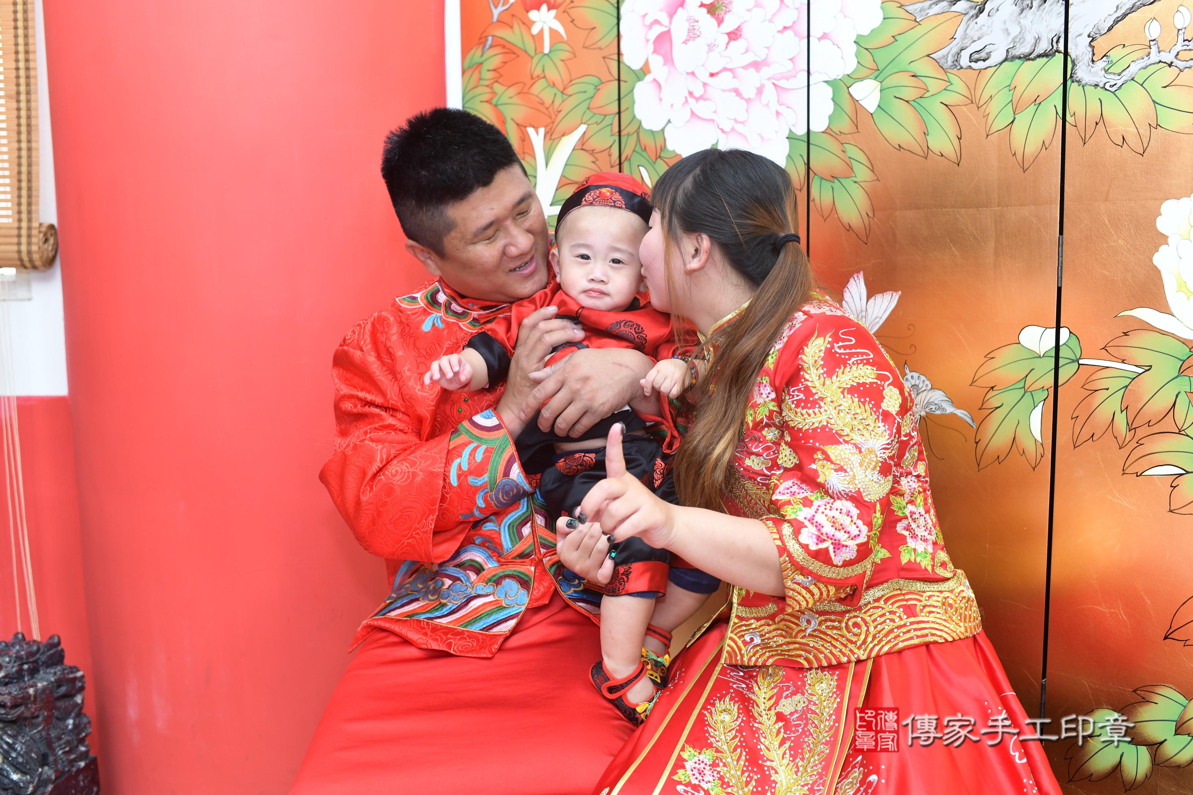 傳家手工印章高雄店、抓周、度脺、中國風會場、傳家嬰兒古禮、吉祥話、抓周道具物品24種、拍照。抓周證書。寶寶抓周、滿周歲、生日快樂、祝福 傳家手工印章高雄店、抓周、度脺、中國風會場、傳家嬰兒古禮、吉祥話、抓周道具物品24種、拍照。抓周證書。寶寶抓周、滿周歲、生日快樂、祝福