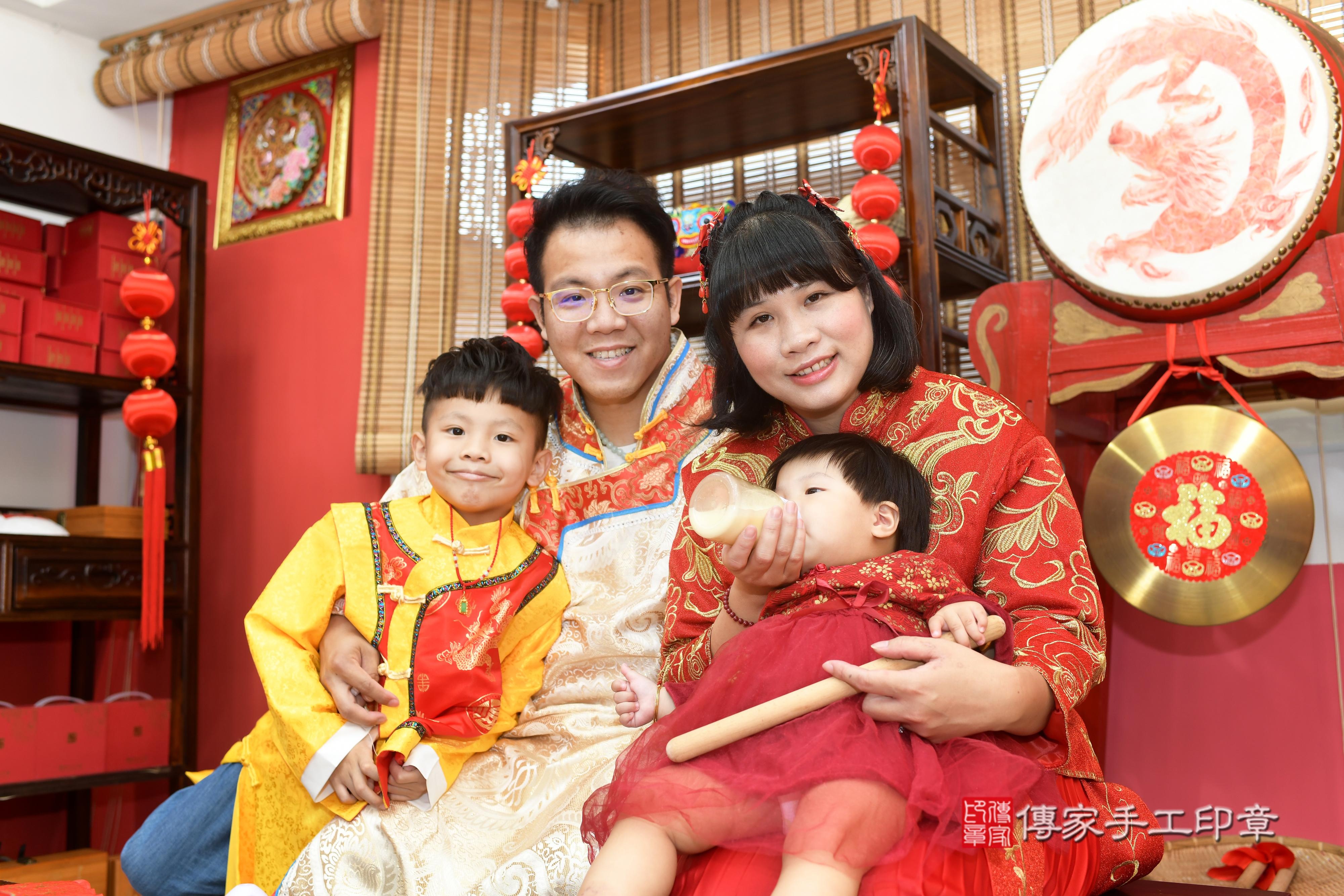 傳家手工印章高雄店、抓周、度脺、中國風會場、傳家嬰兒古禮、吉祥話、抓周道具物品24種、拍照。抓周證書。寶寶抓周、滿周歲、生日快樂、祝福 傳家手工印章高雄店、抓周、度脺、中國風會場、傳家嬰兒古禮、吉祥話、抓周道具物品24種、拍照。抓周證書。寶寶抓周、滿周歲、生日快樂、祝福