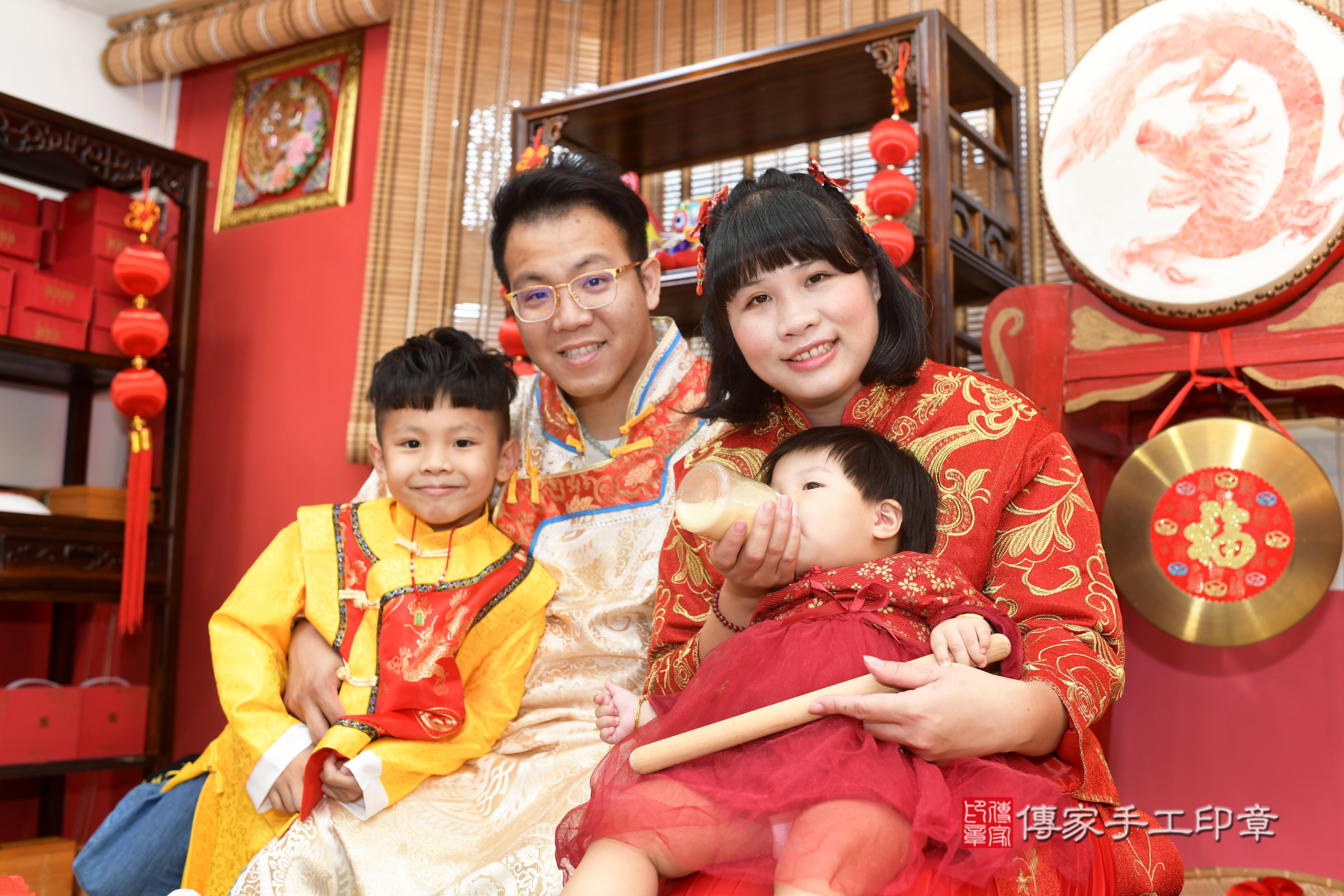 傳家手工印章高雄店、抓周、度脺、中國風會場、傳家嬰兒古禮、吉祥話、抓周道具物品24種、拍照。抓周證書。寶寶抓周、滿周歲、生日快樂、祝福 傳家手工印章高雄店、抓周、度脺、中國風會場、傳家嬰兒古禮、吉祥話、抓周道具物品24種、拍照。抓周證書。寶寶抓周、滿周歲、生日快樂、祝福