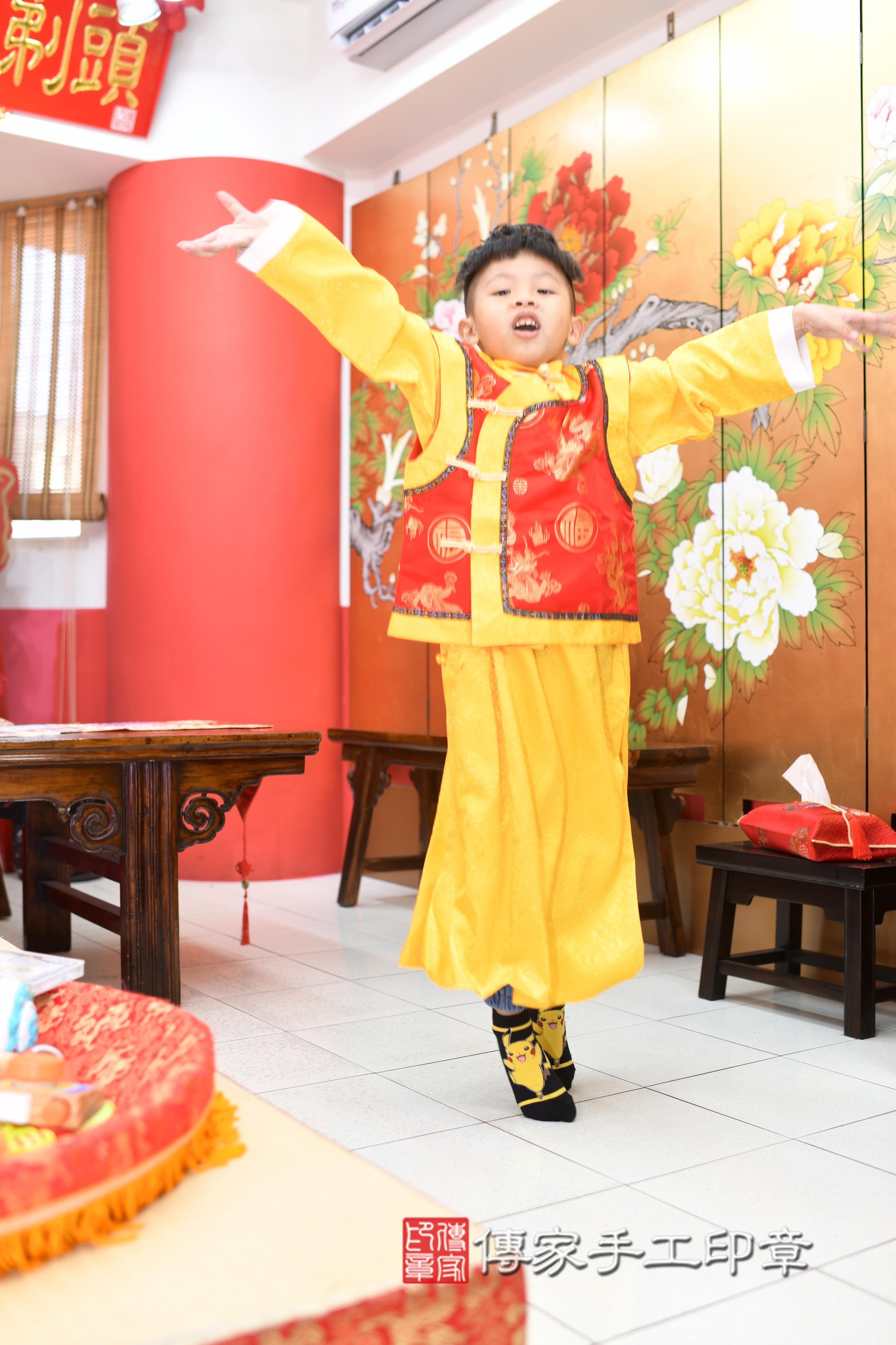 傳家手工印章高雄店、抓周、度脺、中國風會場、傳家嬰兒古禮、吉祥話、抓周道具物品24種、拍照。抓周證書。寶寶抓周、滿周歲、生日快樂、祝福 傳家手工印章高雄店、抓周、度脺、中國風會場、傳家嬰兒古禮、吉祥話、抓周道具物品24種、拍照。抓周證書。寶寶抓周、滿周歲、生日快樂、祝福