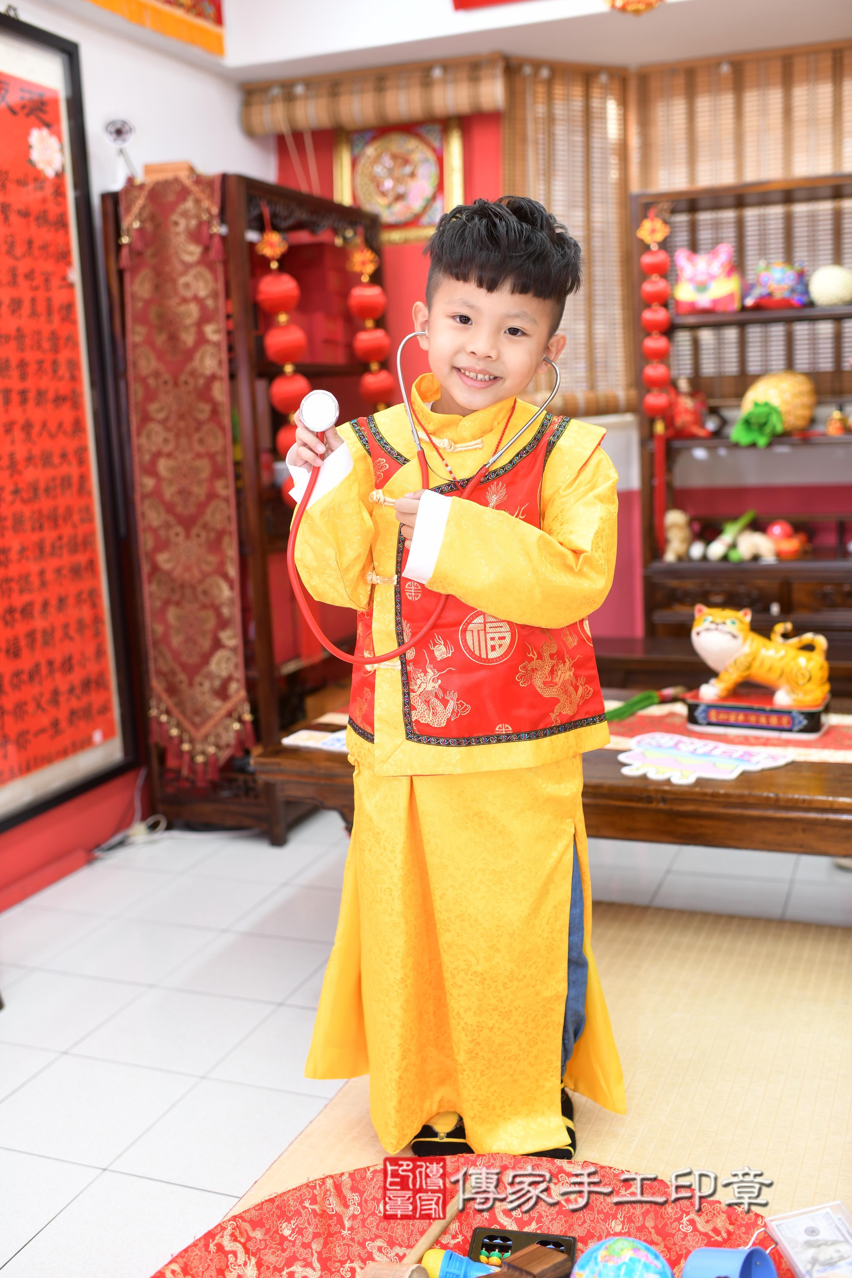 傳家手工印章高雄店、抓周、度脺、中國風會場、傳家嬰兒古禮、吉祥話、抓周道具物品24種、拍照。抓周證書。寶寶抓周、滿周歲、生日快樂、祝福 傳家手工印章高雄店、抓周、度脺、中國風會場、傳家嬰兒古禮、吉祥話、抓周道具物品24種、拍照。抓周證書。寶寶抓周、滿周歲、生日快樂、祝福