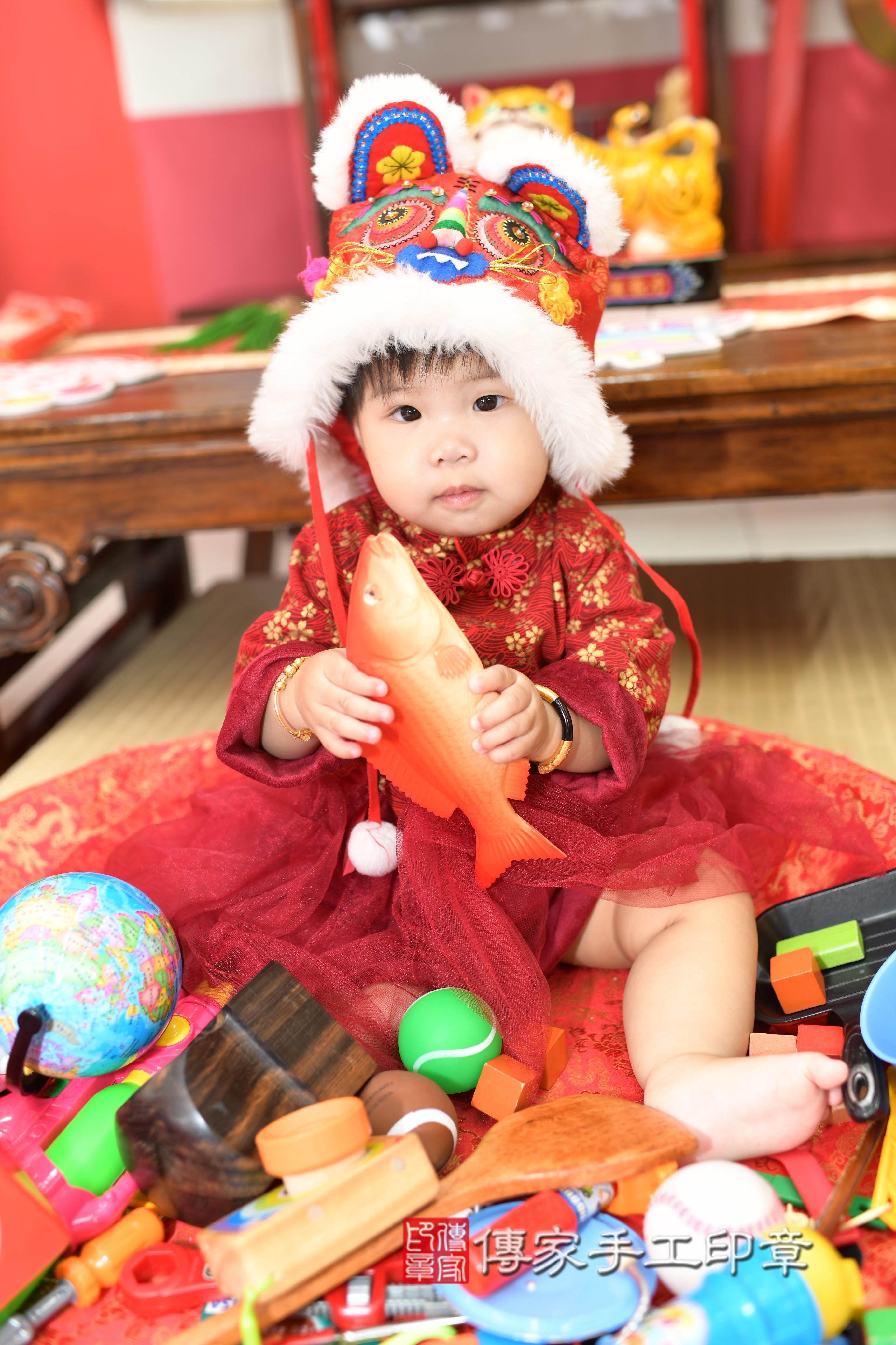 傳家手工印章高雄店、抓周、度脺、中國風會場、傳家嬰兒古禮、吉祥話、抓周道具物品24種、拍照。抓周證書。寶寶抓周、滿周歲、生日快樂、祝福 傳家手工印章高雄店、抓周、度脺、中國風會場、傳家嬰兒古禮、吉祥話、抓周道具物品24種、拍照。抓周證書。寶寶抓周、滿周歲、生日快樂、祝福