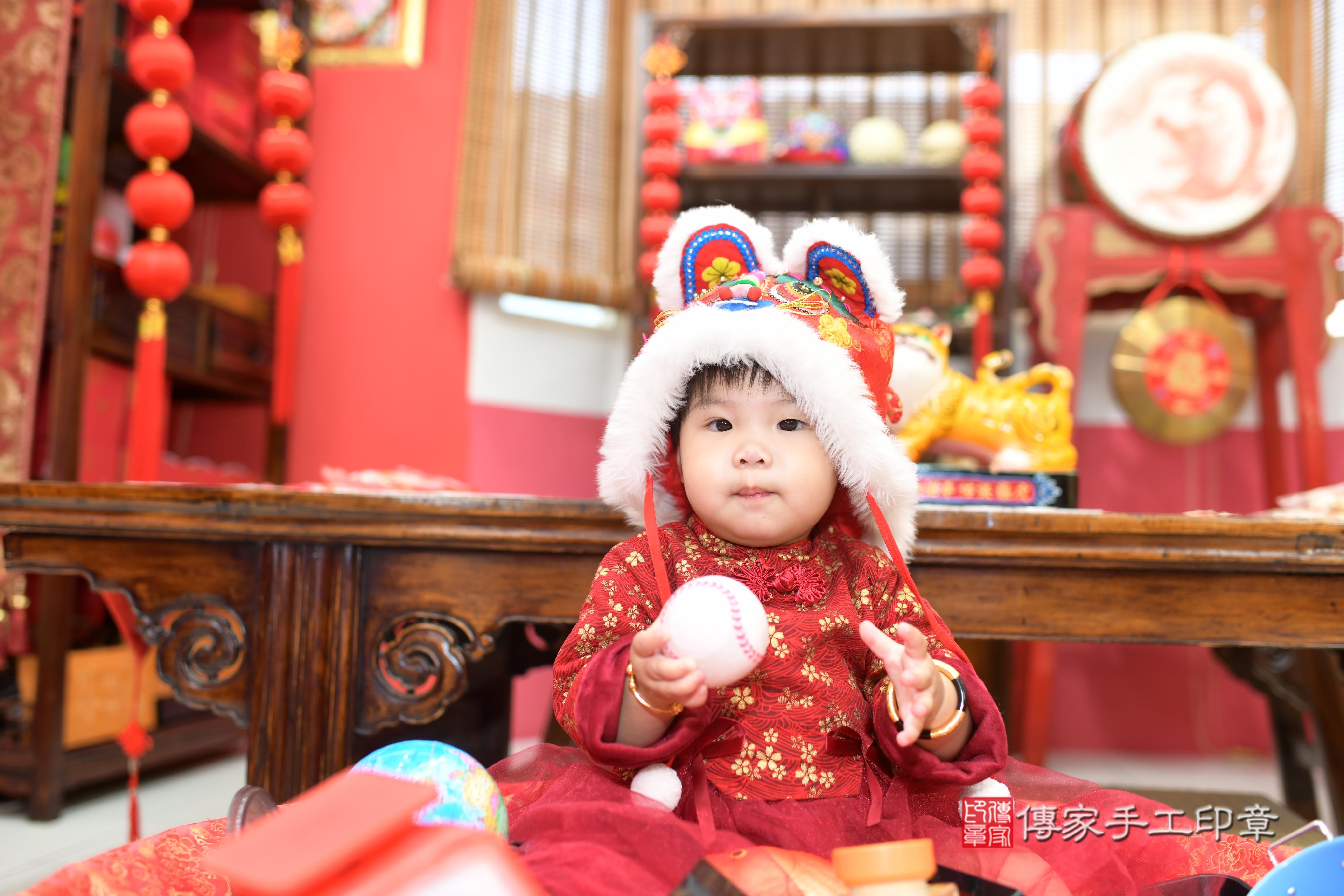 傳家手工印章高雄店、抓周、度脺、中國風會場、傳家嬰兒古禮、吉祥話、抓周道具物品24種、拍照。抓周證書。寶寶抓周、滿周歲、生日快樂、祝福 傳家手工印章高雄店、抓周、度脺、中國風會場、傳家嬰兒古禮、吉祥話、抓周道具物品24種、拍照。抓周證書。寶寶抓周、滿周歲、生日快樂、祝福