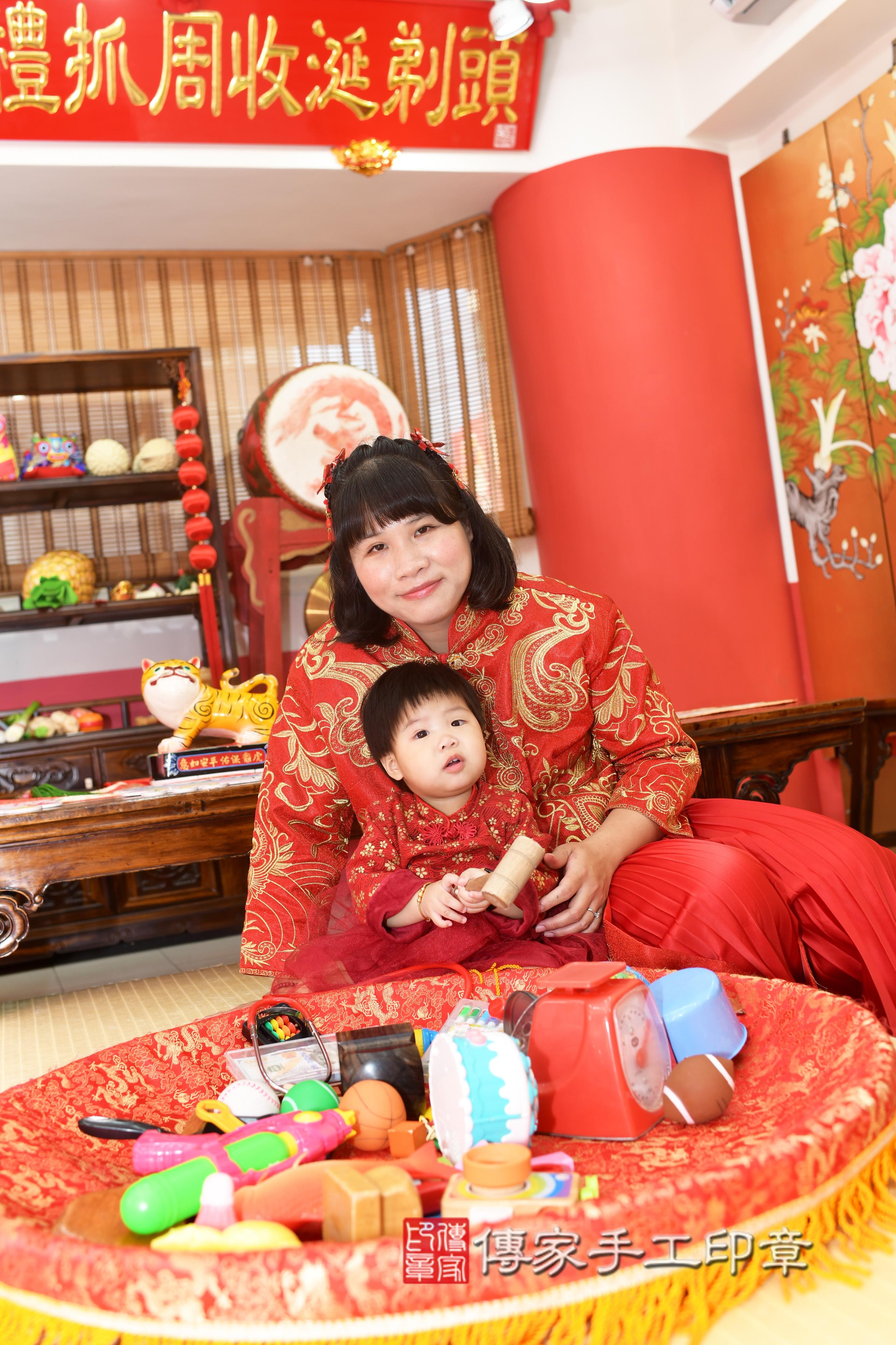 傳家手工印章高雄店、抓周、度脺、中國風會場、傳家嬰兒古禮、吉祥話、抓周道具物品24種、拍照。抓周證書。寶寶抓周、滿周歲、生日快樂、祝福 傳家手工印章高雄店、抓周、度脺、中國風會場、傳家嬰兒古禮、吉祥話、抓周道具物品24種、拍照。抓周證書。寶寶抓周、滿周歲、生日快樂、祝福