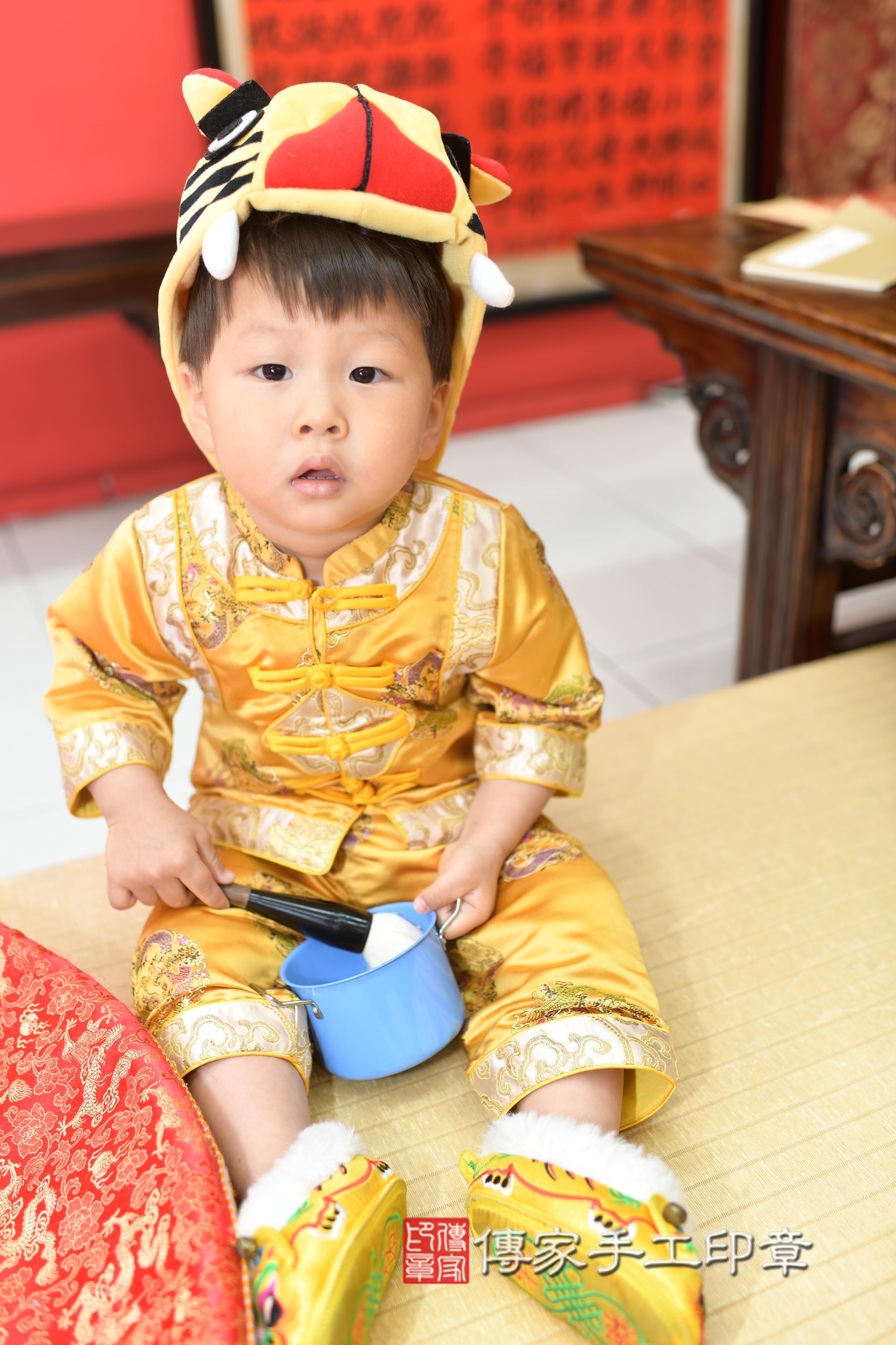 傳家手工印章高雄店、抓周、度脺、中國風會場、傳家嬰兒古禮、吉祥話、抓周道具物品24種、拍照。抓周證書。寶寶抓周、滿周歲、生日快樂、祝福 傳家手工印章高雄店、抓周、度脺、中國風會場、傳家嬰兒古禮、吉祥話、抓周道具物品24種、拍照。抓周證書。寶寶抓周、滿周歲、生日快樂、祝福