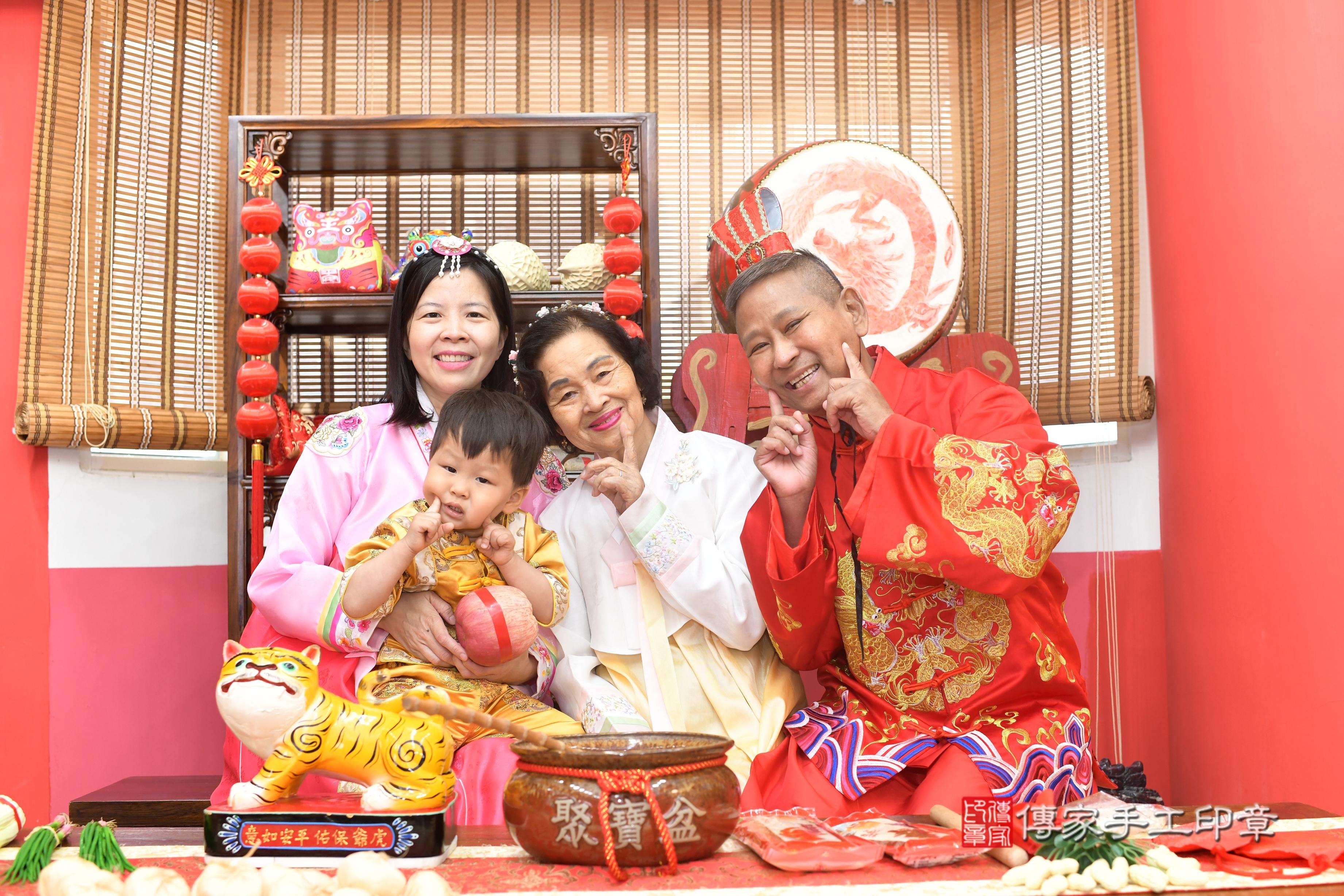 傳家手工印章高雄店、抓周、度脺、中國風會場、傳家嬰兒古禮、吉祥話、抓周道具物品24種、拍照。抓周證書。寶寶抓周、滿周歲、生日快樂、祝福 傳家手工印章高雄店、抓周、度脺、中國風會場、傳家嬰兒古禮、吉祥話、抓周道具物品24種、拍照。抓周證書。寶寶抓周、滿周歲、生日快樂、祝福