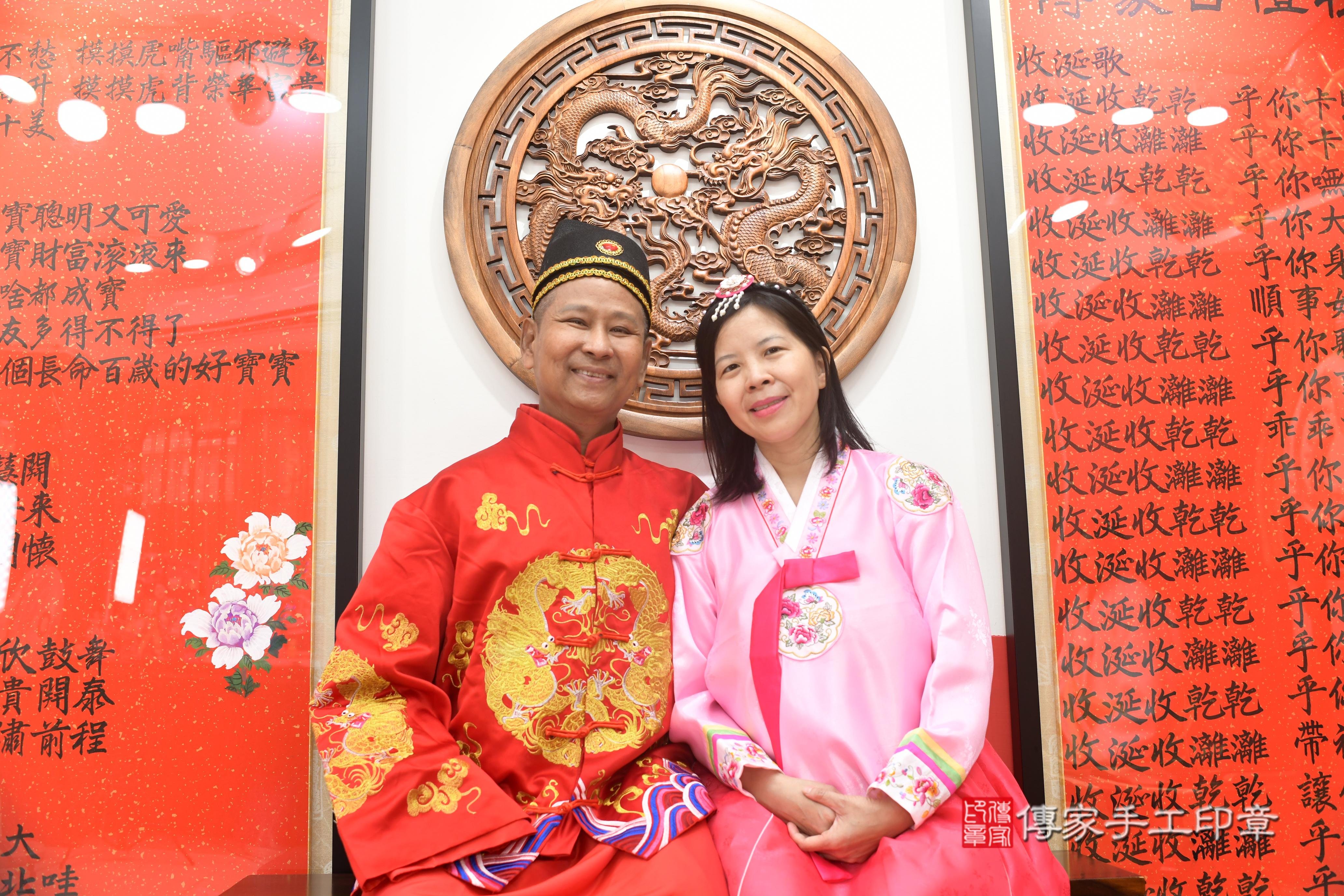 傳家手工印章高雄店、抓周、度脺、中國風會場、傳家嬰兒古禮、吉祥話、抓周道具物品24種、拍照。抓周證書。寶寶抓周、滿周歲、生日快樂、祝福 傳家手工印章高雄店、抓周、度脺、中國風會場、傳家嬰兒古禮、吉祥話、抓周道具物品24種、拍照。抓周證書。寶寶抓周、滿周歲、生日快樂、祝福