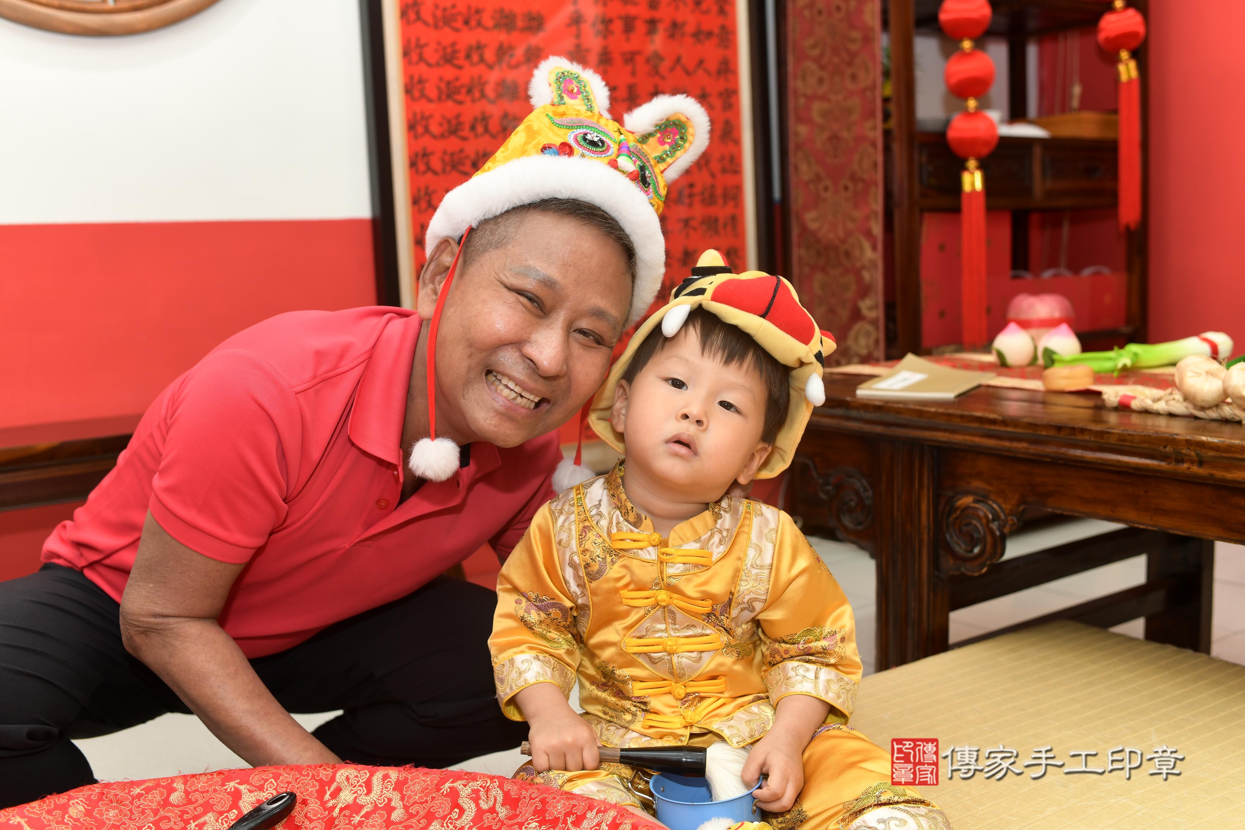 傳家手工印章高雄店、抓周、度脺、中國風會場、傳家嬰兒古禮、吉祥話、抓周道具物品24種、拍照。抓周證書。寶寶抓周、滿周歲、生日快樂、祝福 傳家手工印章高雄店、抓周、度脺、中國風會場、傳家嬰兒古禮、吉祥話、抓周道具物品24種、拍照。抓周證書。寶寶抓周、滿周歲、生日快樂、祝福