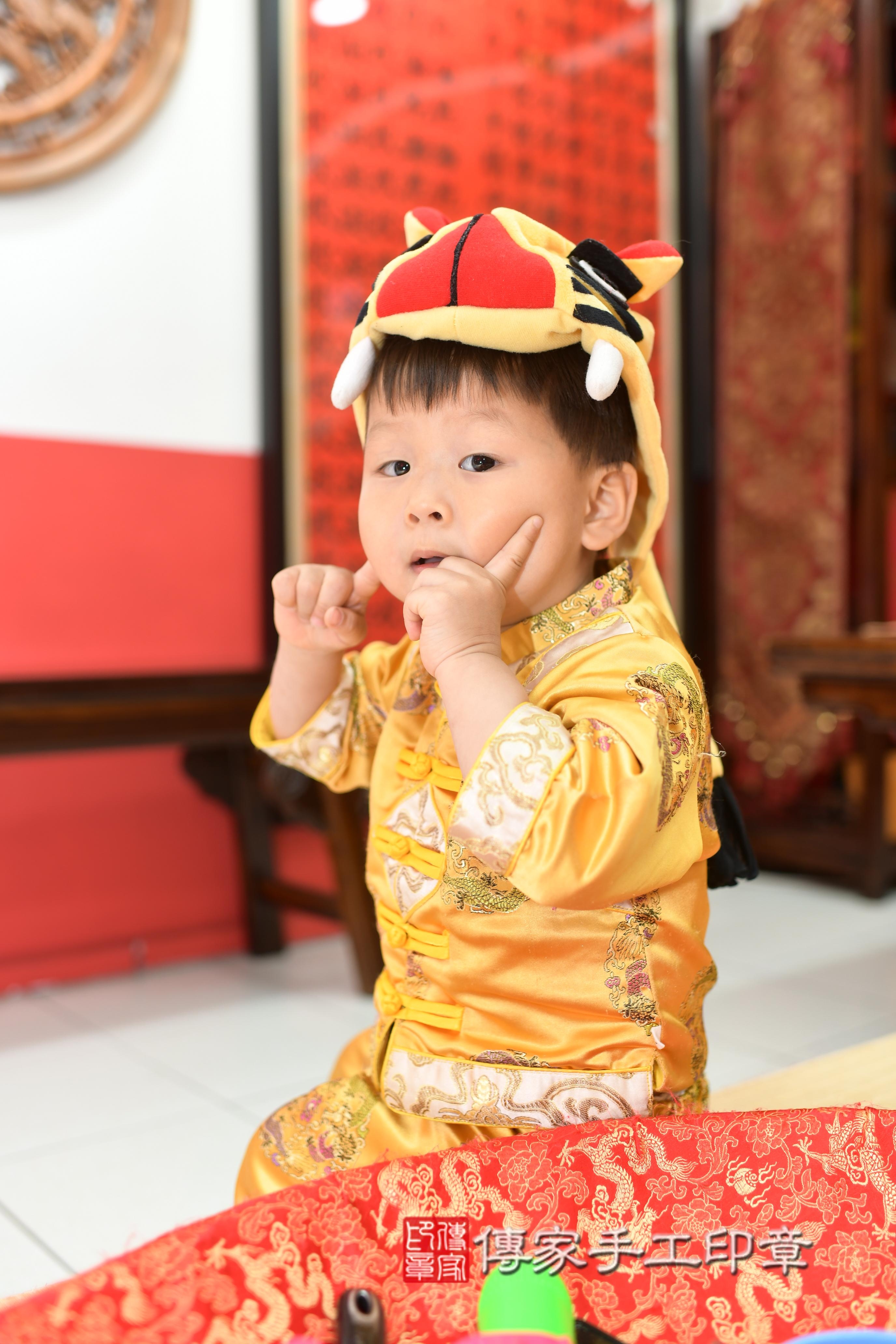 傳家手工印章高雄店、抓周、度脺、中國風會場、傳家嬰兒古禮、吉祥話、抓周道具物品24種、拍照。抓周證書。寶寶抓周、滿周歲、生日快樂、祝福 傳家手工印章高雄店、抓周、度脺、中國風會場、傳家嬰兒古禮、吉祥話、抓周道具物品24種、拍照。抓周證書。寶寶抓周、滿周歲、生日快樂、祝福