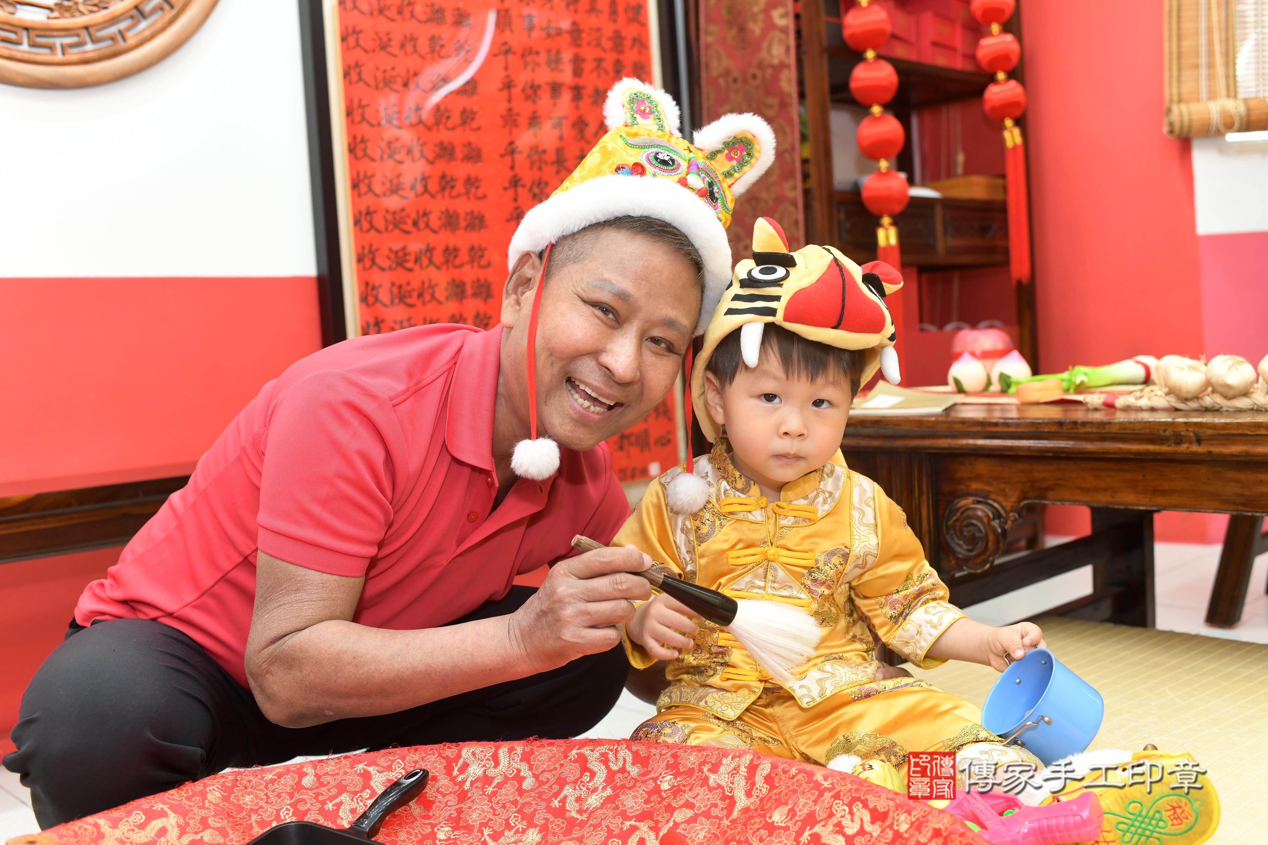 傳家手工印章高雄店、抓周、度脺、中國風會場、傳家嬰兒古禮、吉祥話、抓周道具物品24種、拍照。抓周證書。寶寶抓周、滿周歲、生日快樂、祝福 傳家手工印章高雄店、抓周、度脺、中國風會場、傳家嬰兒古禮、吉祥話、抓周道具物品24種、拍照。抓周證書。寶寶抓周、滿周歲、生日快樂、祝福