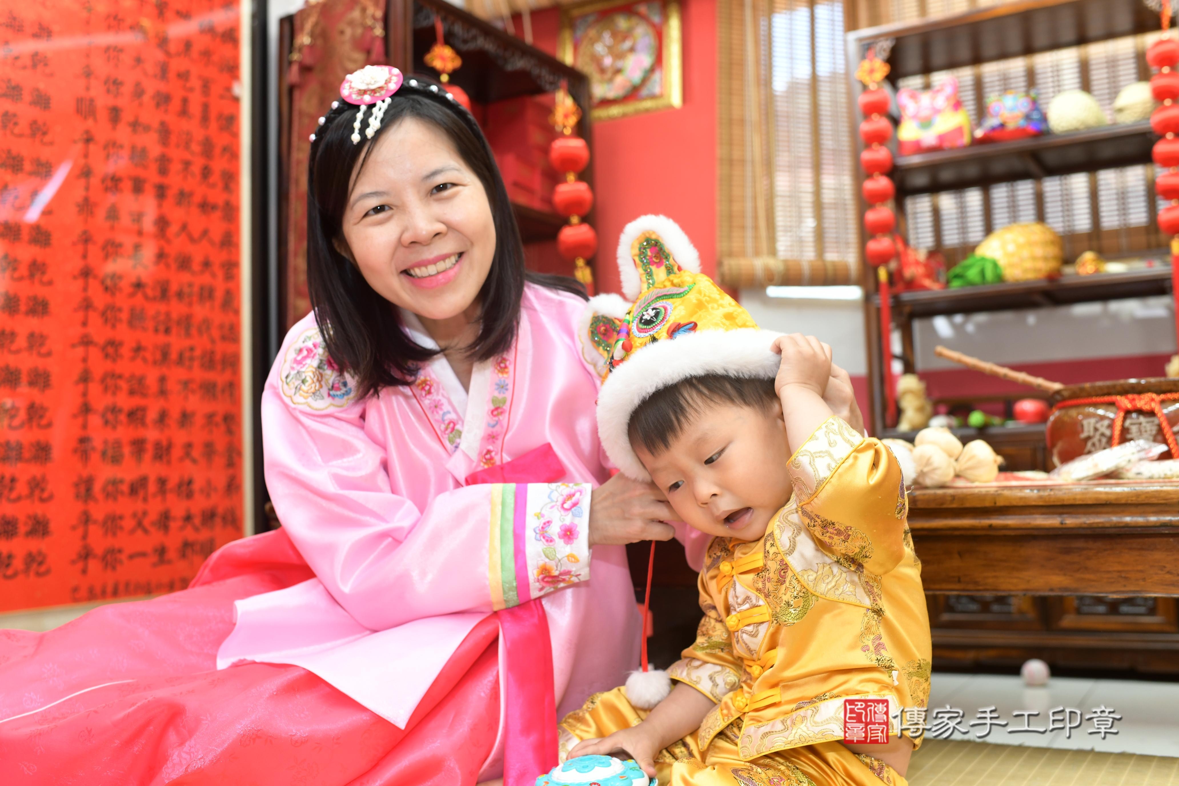 傳家手工印章高雄店、抓周、度脺、中國風會場、傳家嬰兒古禮、吉祥話、抓周道具物品24種、拍照。抓周證書。寶寶抓周、滿周歲、生日快樂、祝福 傳家手工印章高雄店、抓周、度脺、中國風會場、傳家嬰兒古禮、吉祥話、抓周道具物品24種、拍照。抓周證書。寶寶抓周、滿周歲、生日快樂、祝福