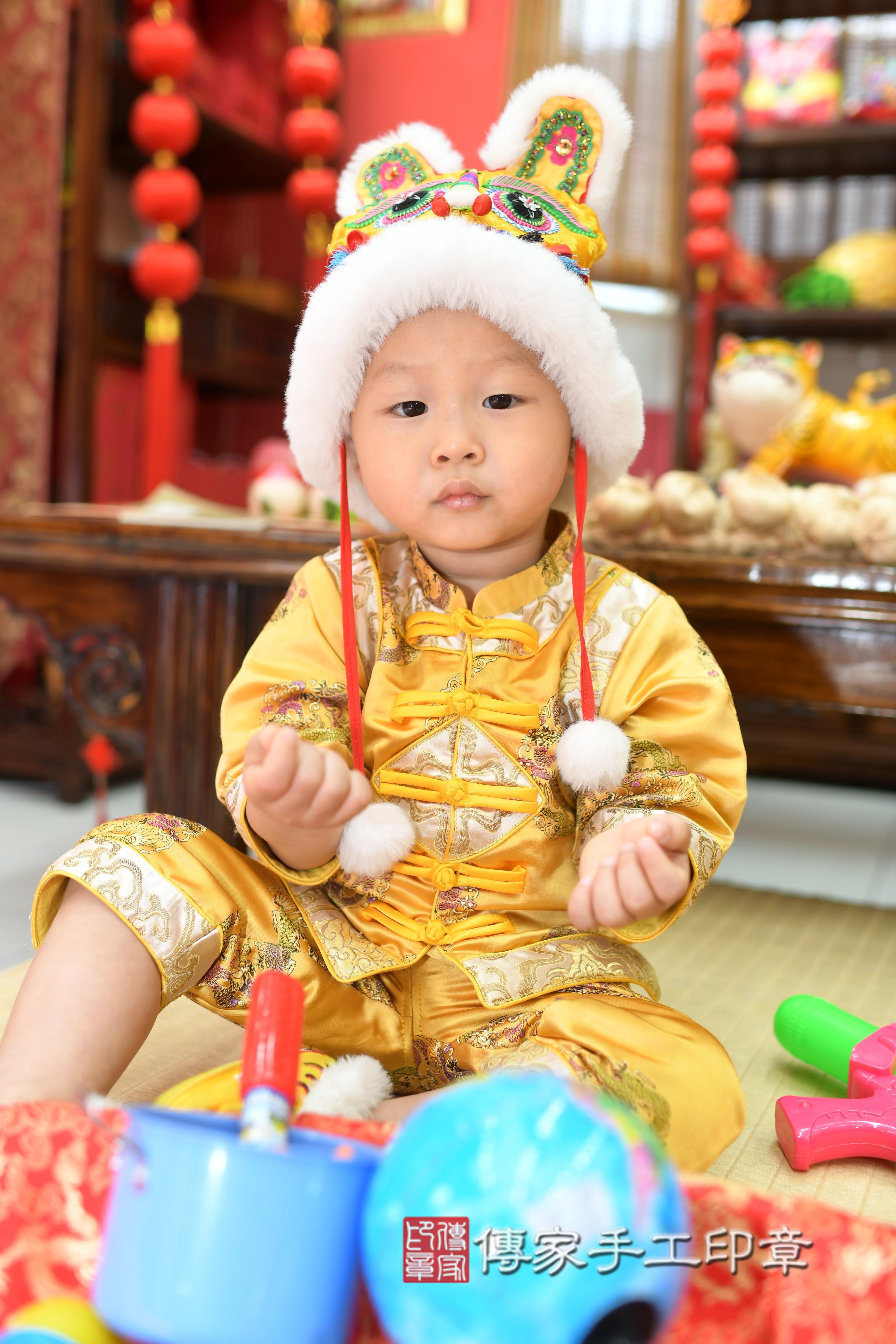 傳家手工印章高雄店、抓周、度脺、中國風會場、傳家嬰兒古禮、吉祥話、抓周道具物品24種、拍照。抓周證書。寶寶抓周、滿周歲、生日快樂、祝福 傳家手工印章高雄店、抓周、度脺、中國風會場、傳家嬰兒古禮、吉祥話、抓周道具物品24種、拍照。抓周證書。寶寶抓周、滿周歲、生日快樂、祝福