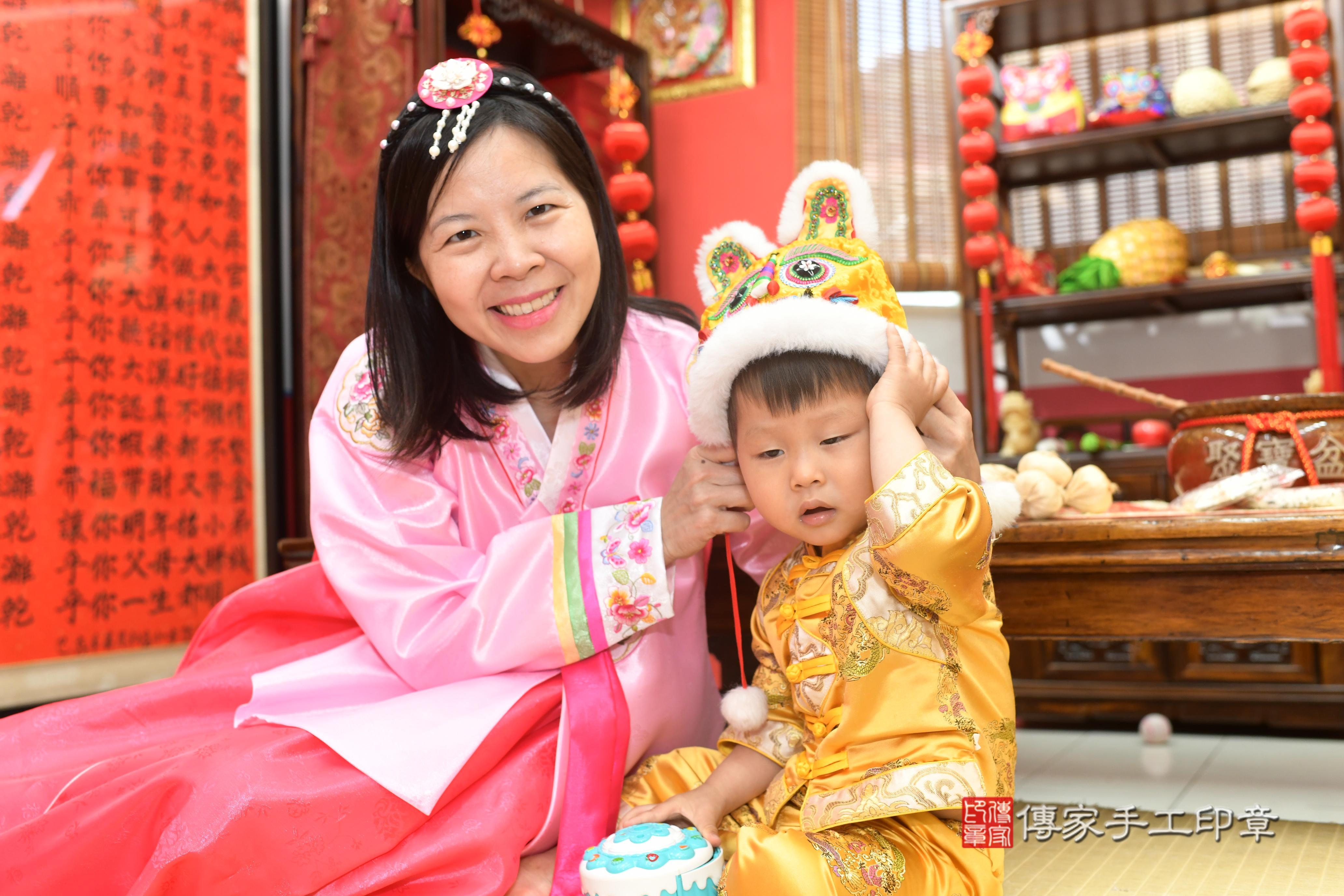 傳家手工印章高雄店、抓周、度脺、中國風會場、傳家嬰兒古禮、吉祥話、抓周道具物品24種、拍照。抓周證書。寶寶抓周、滿周歲、生日快樂、祝福 傳家手工印章高雄店、抓周、度脺、中國風會場、傳家嬰兒古禮、吉祥話、抓周道具物品24種、拍照。抓周證書。寶寶抓周、滿周歲、生日快樂、祝福