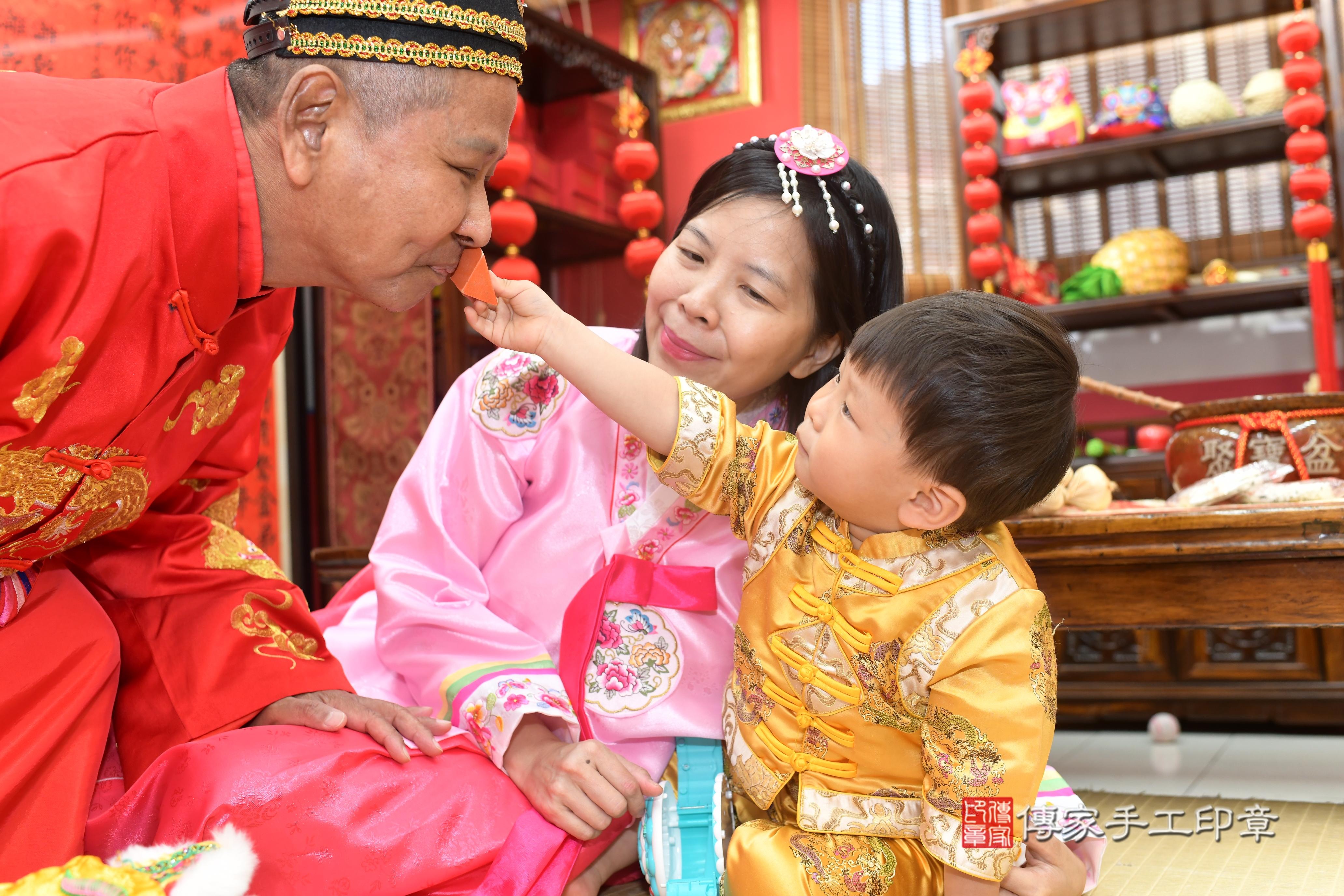 傳家手工印章高雄店、抓周、度脺、中國風會場、傳家嬰兒古禮、吉祥話、抓周道具物品24種、拍照。抓周證書。寶寶抓周、滿周歲、生日快樂、祝福 傳家手工印章高雄店、抓周、度脺、中國風會場、傳家嬰兒古禮、吉祥話、抓周道具物品24種、拍照。抓周證書。寶寶抓周、滿周歲、生日快樂、祝福