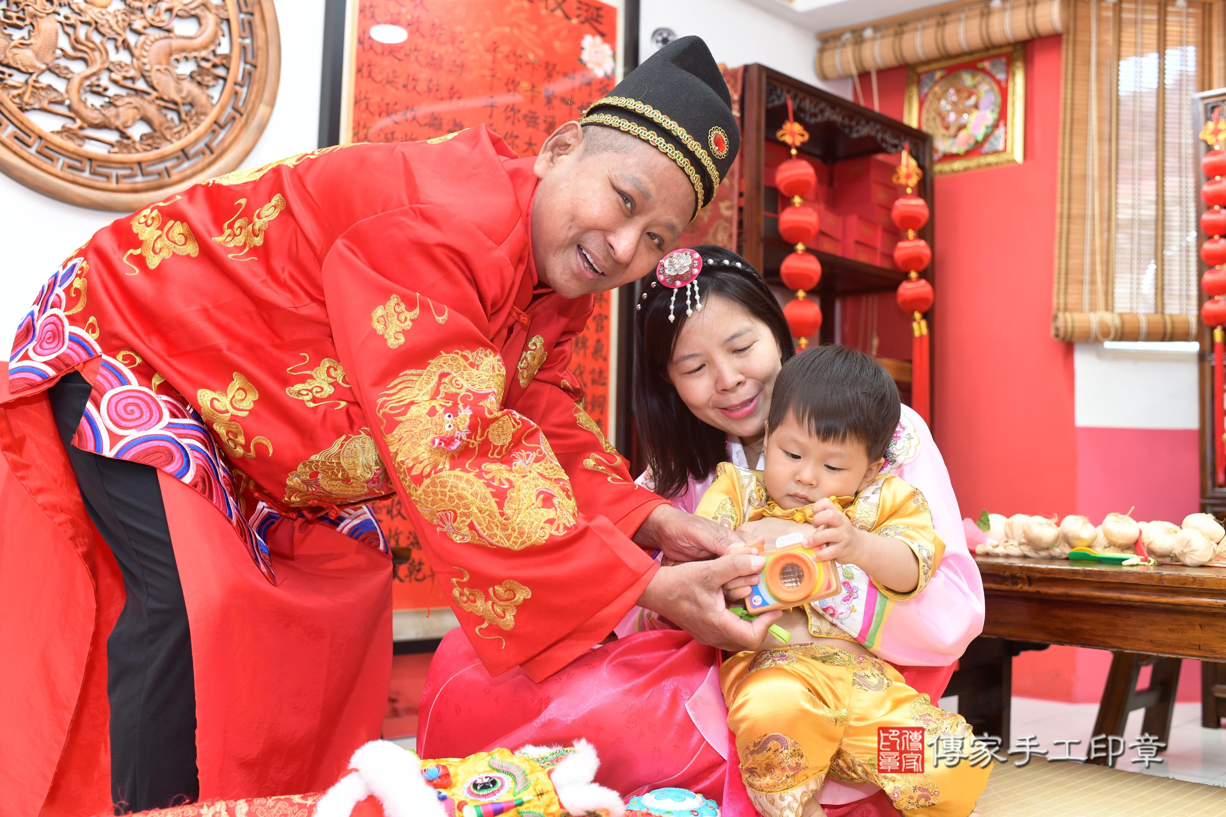 傳家手工印章高雄店、抓周、度脺、中國風會場、傳家嬰兒古禮、吉祥話、抓周道具物品24種、拍照。抓周證書。寶寶抓周、滿周歲、生日快樂、祝福 傳家手工印章高雄店、抓周、度脺、中國風會場、傳家嬰兒古禮、吉祥話、抓周道具物品24種、拍照。抓周證書。寶寶抓周、滿周歲、生日快樂、祝福