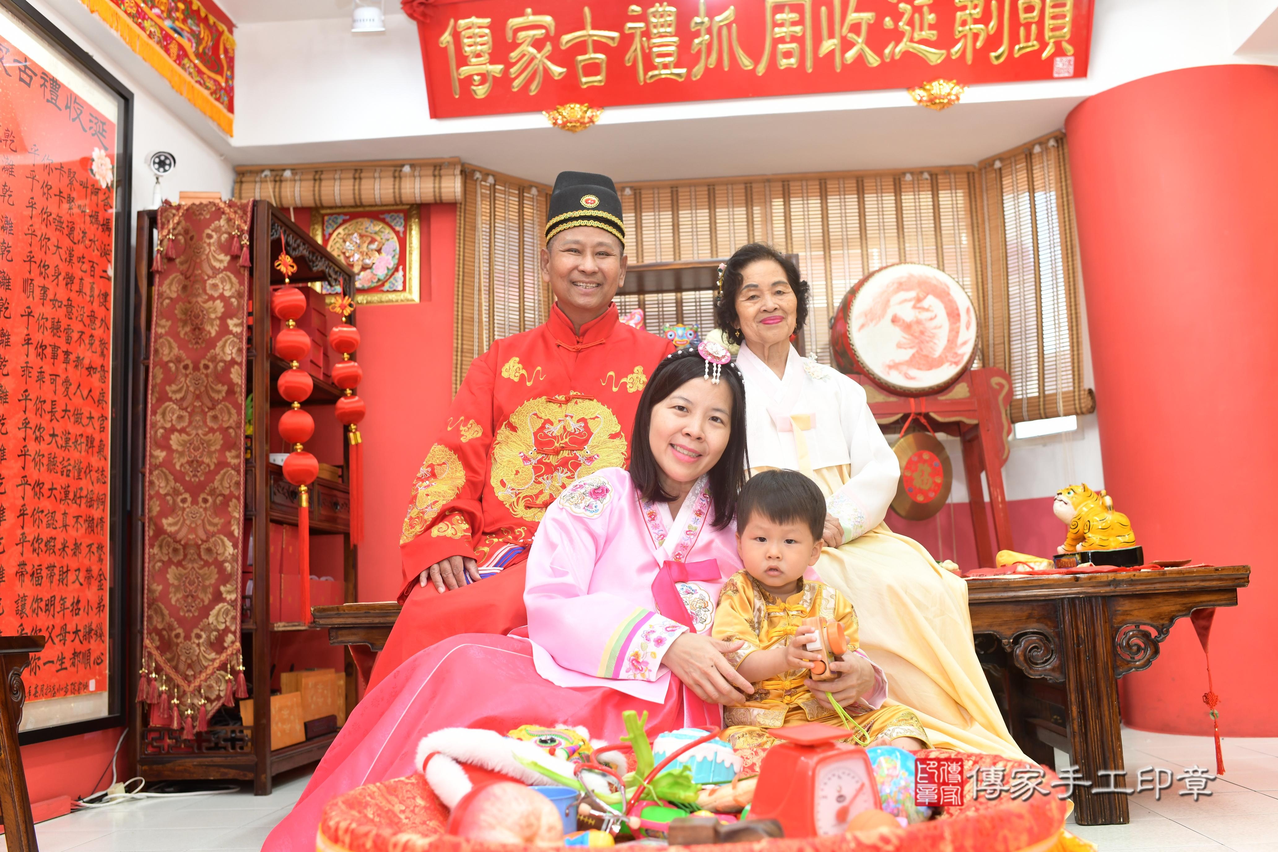 傳家手工印章高雄店、抓周、度脺、中國風會場、傳家嬰兒古禮、吉祥話、抓周道具物品24種、拍照。抓周證書。寶寶抓周、滿周歲、生日快樂、祝福 傳家手工印章高雄店、抓周、度脺、中國風會場、傳家嬰兒古禮、吉祥話、抓周道具物品24種、拍照。抓周證書。寶寶抓周、滿周歲、生日快樂、祝福